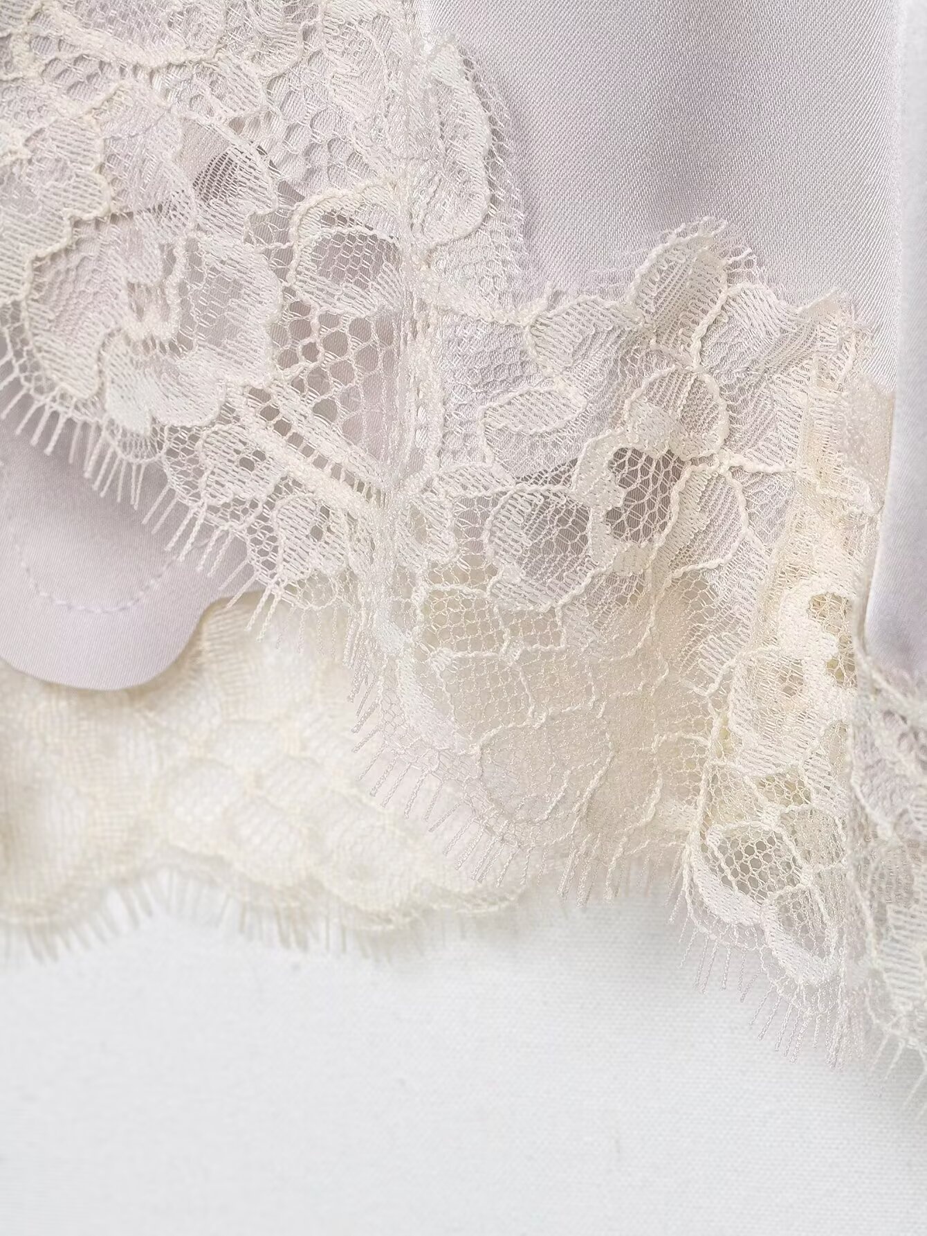 Elegante top a canotta in raso e pizzo - Spalline regolabili e scollo a V