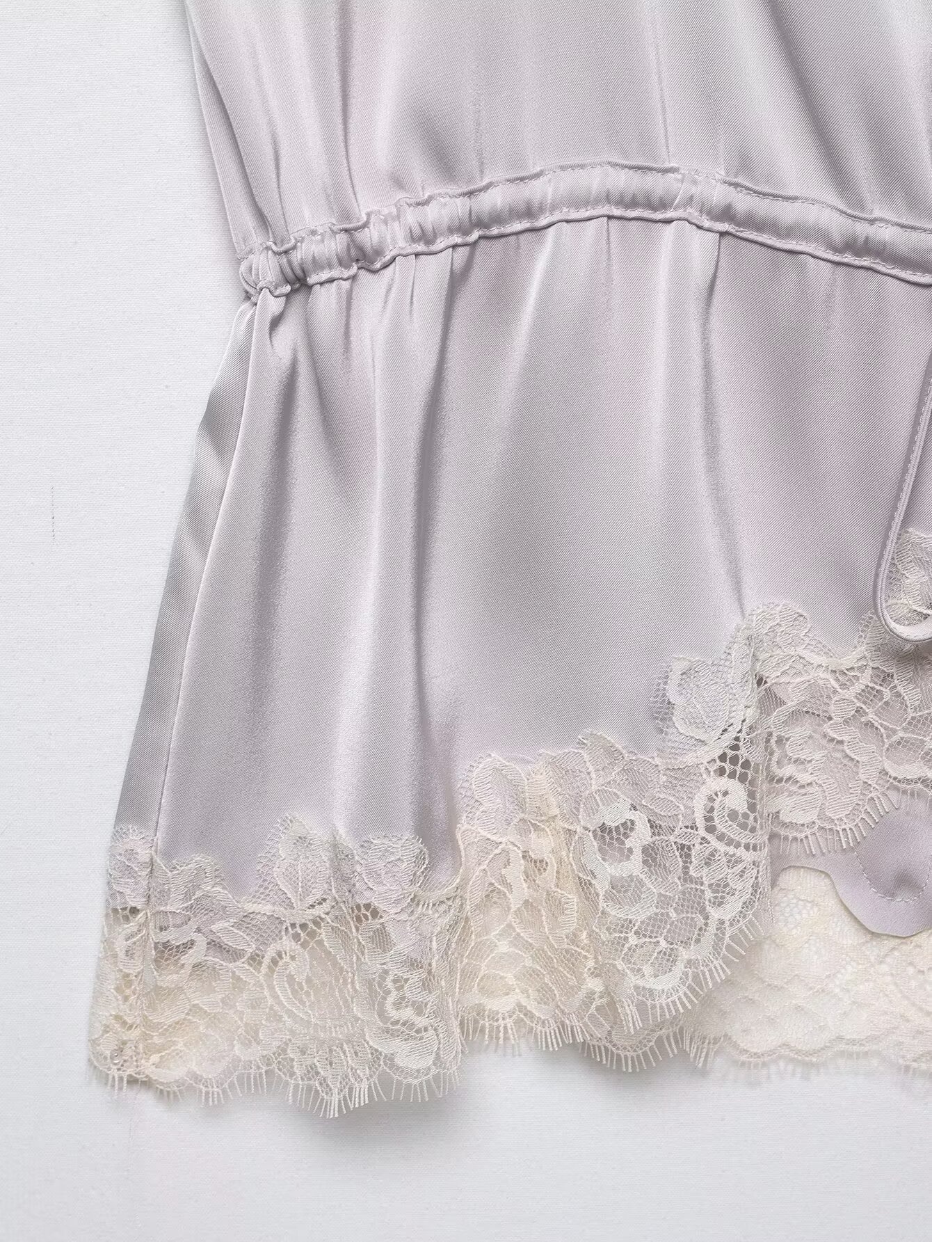 Elegante top a canotta in raso e pizzo - Spalline regolabili e scollo a V