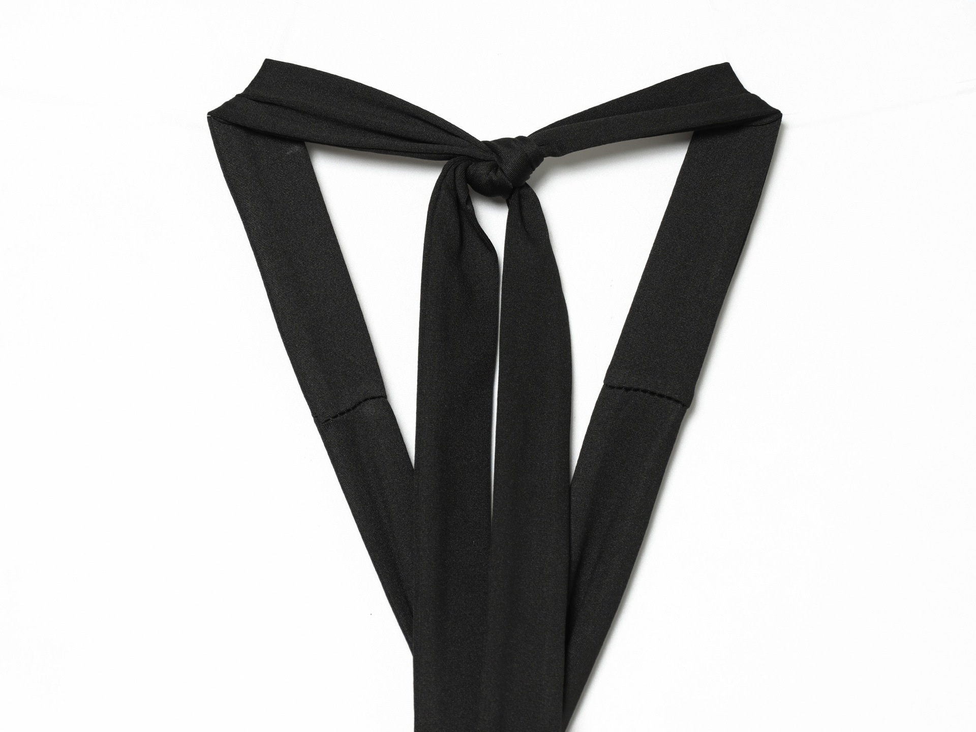 Elegante crop top nero con scollo all'americana e dettaglio ad anello dorato.