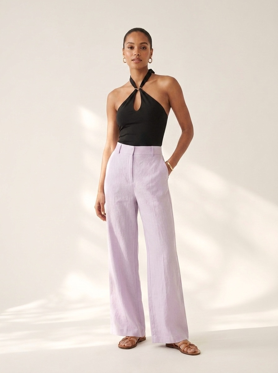Elegante crop top nero con scollo all'americana e dettaglio ad anello dorato.