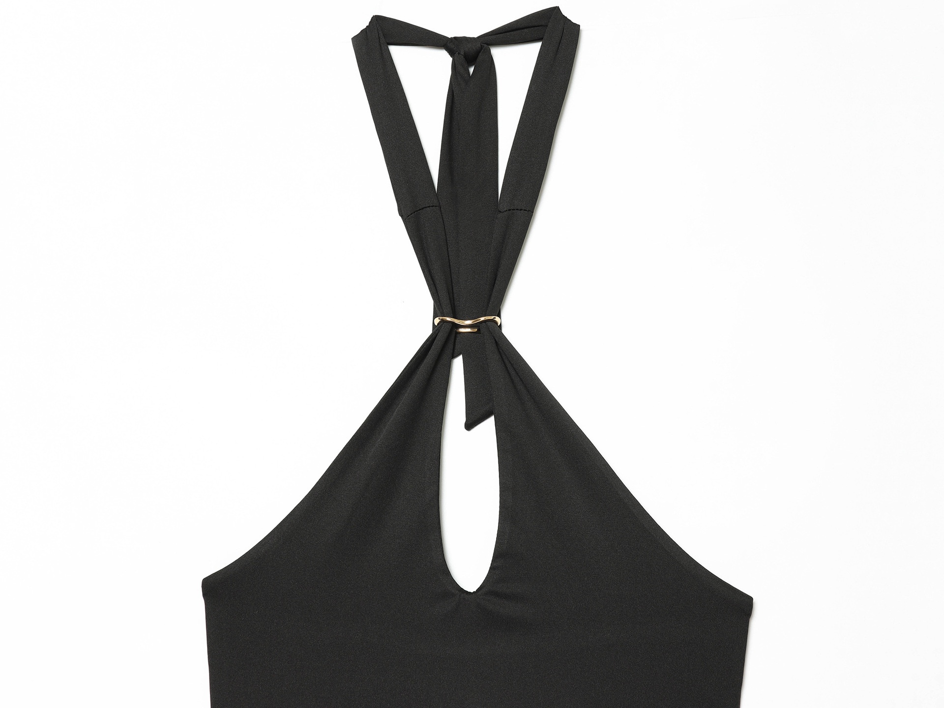 Elegante crop top nero con scollo all'americana e dettaglio ad anello dorato.