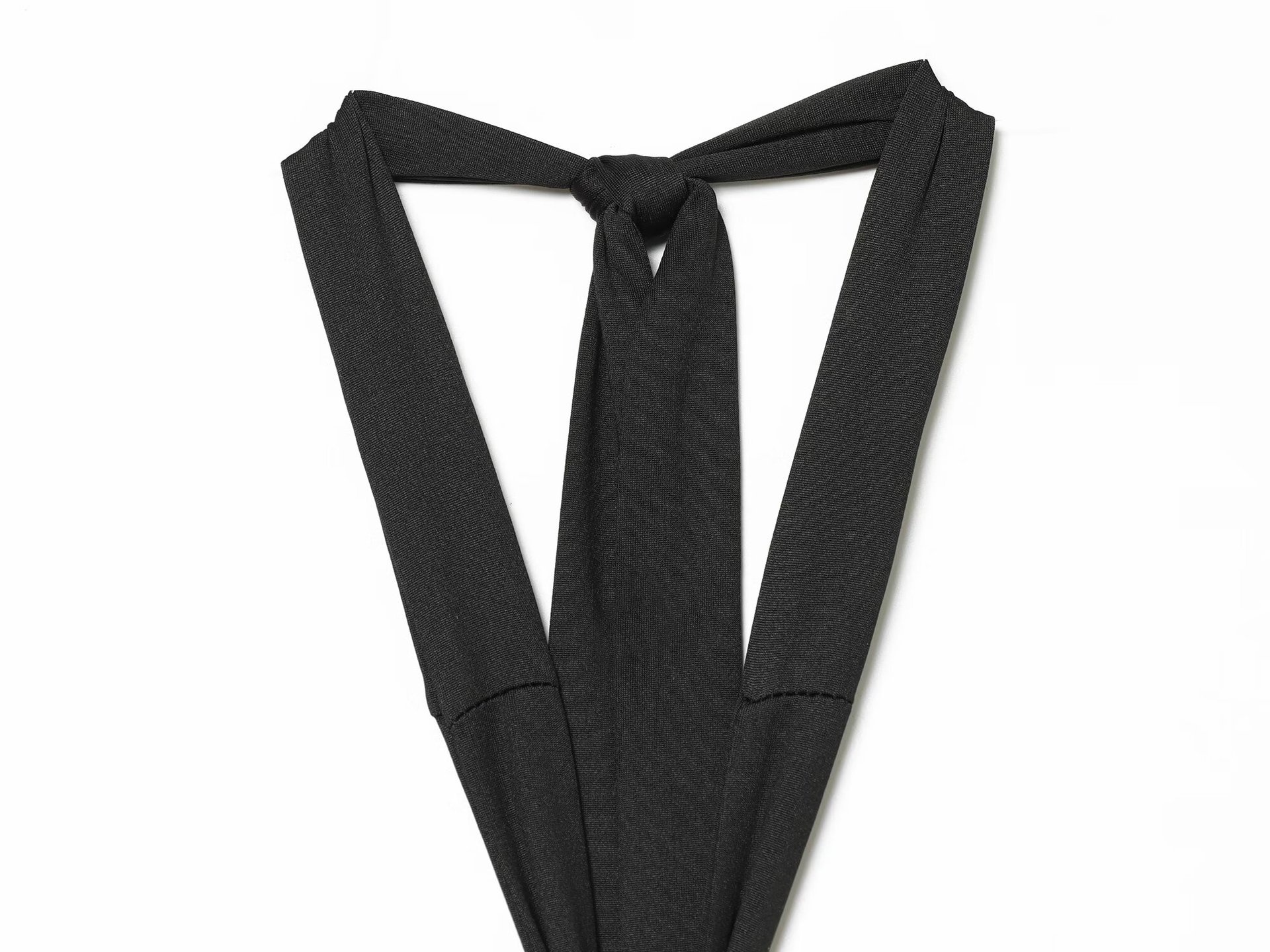 Elegante crop top nero con scollo all'americana e dettaglio ad anello dorato.