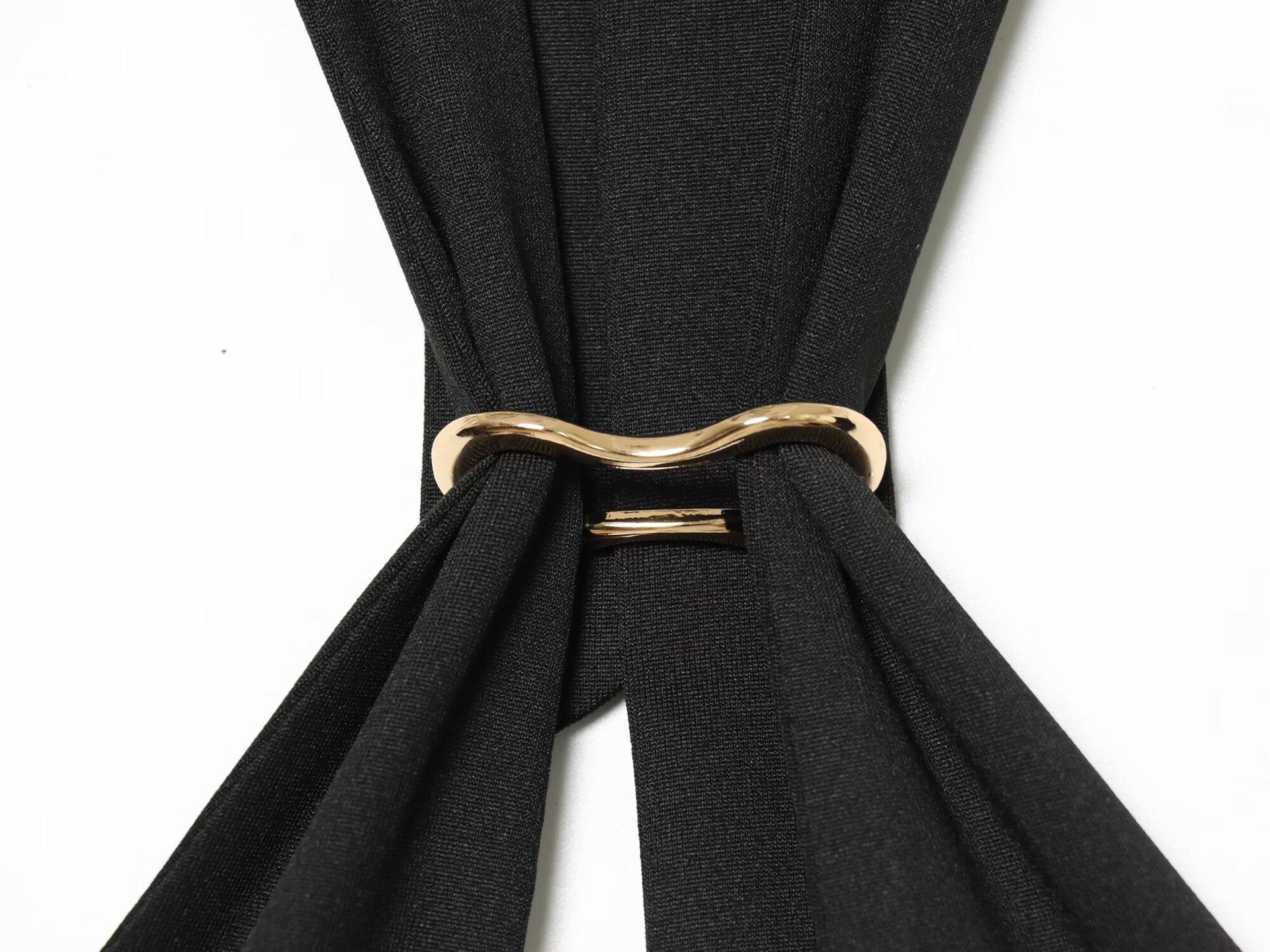 Elegante crop top nero con scollo all'americana e dettaglio ad anello dorato.