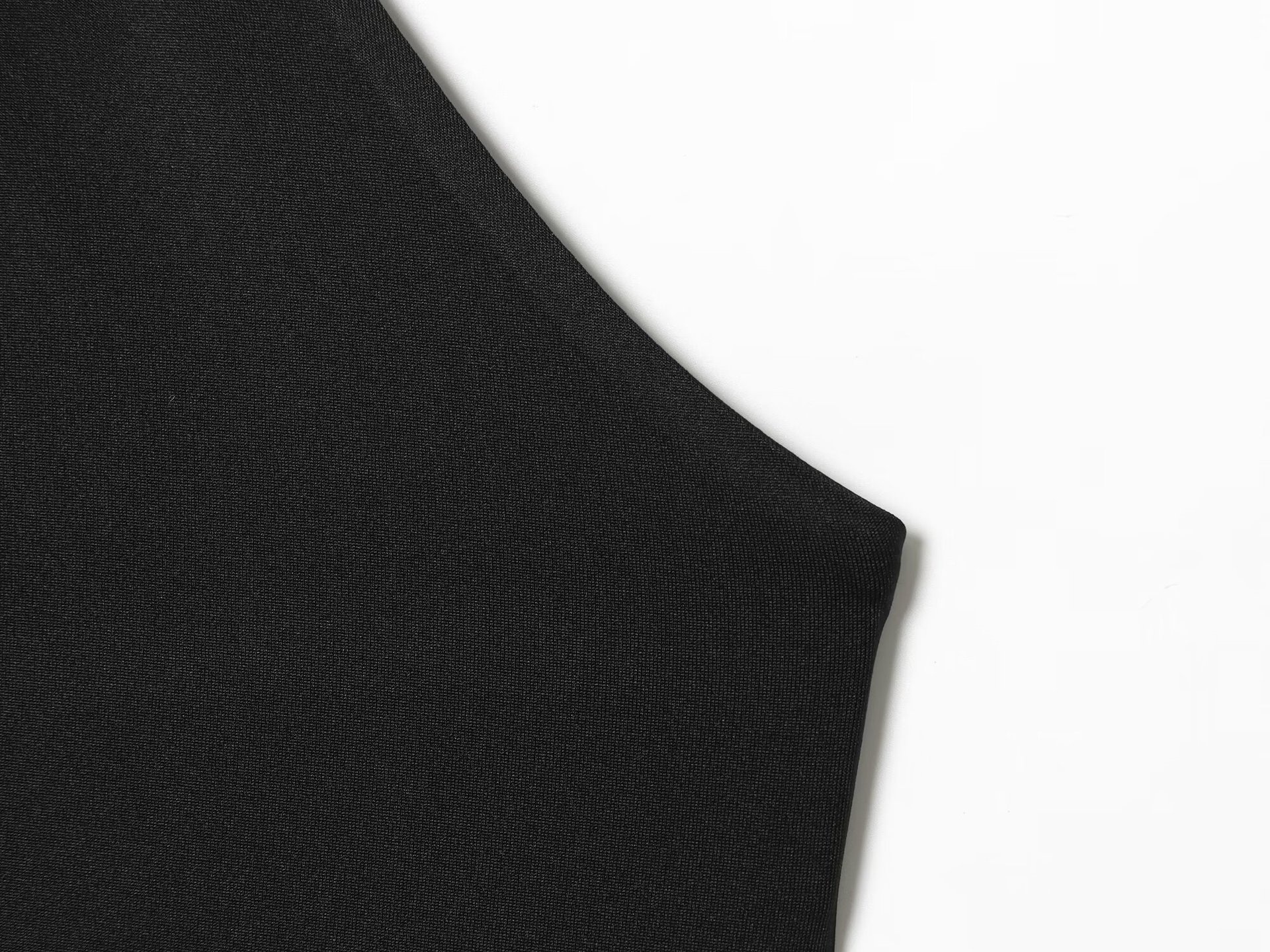 Elegante crop top nero con scollo all'americana e dettaglio ad anello dorato.