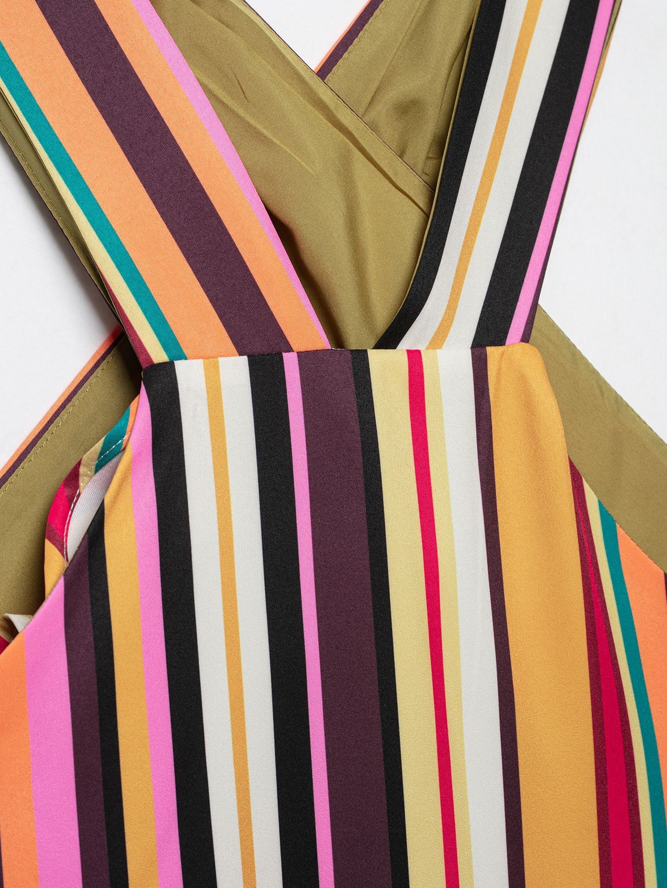 Top peplo a righe vivaci con scollo all'americana e schiena incrociata.