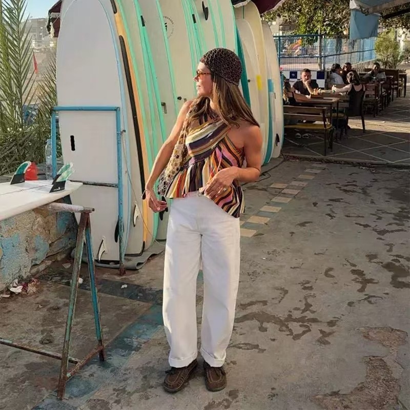 Top peplo a righe vivaci con scollo all'americana e schiena incrociata.