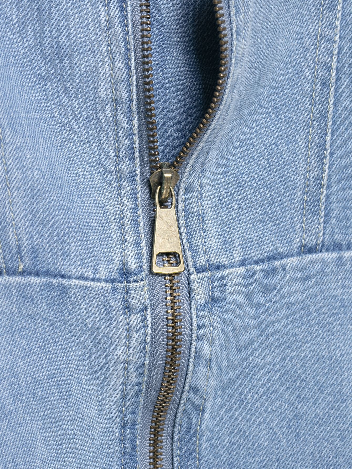 Elegante top a corsetto in denim chiaro con cerniera frontale.