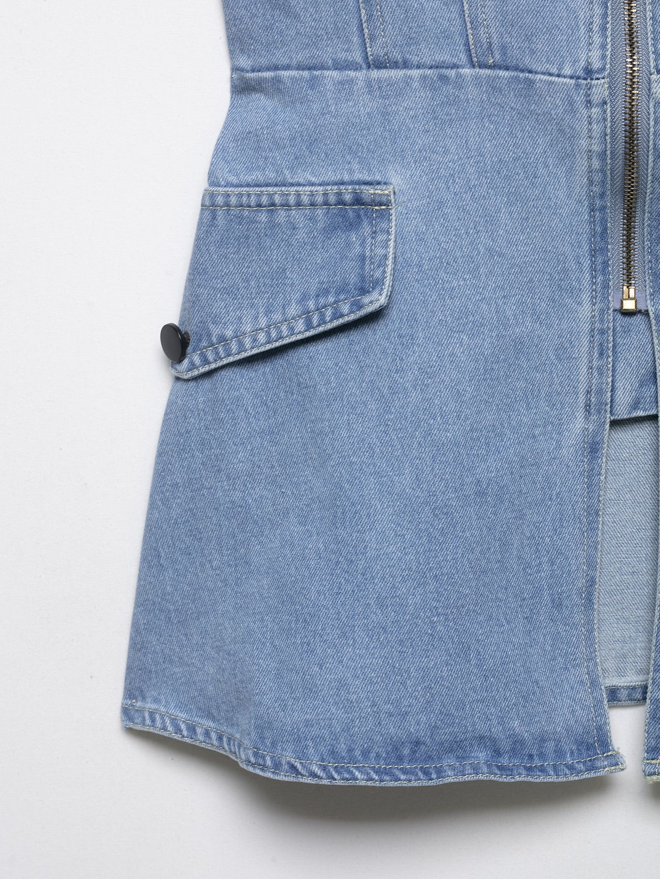 Elegante top a corsetto in denim chiaro con cerniera frontale.