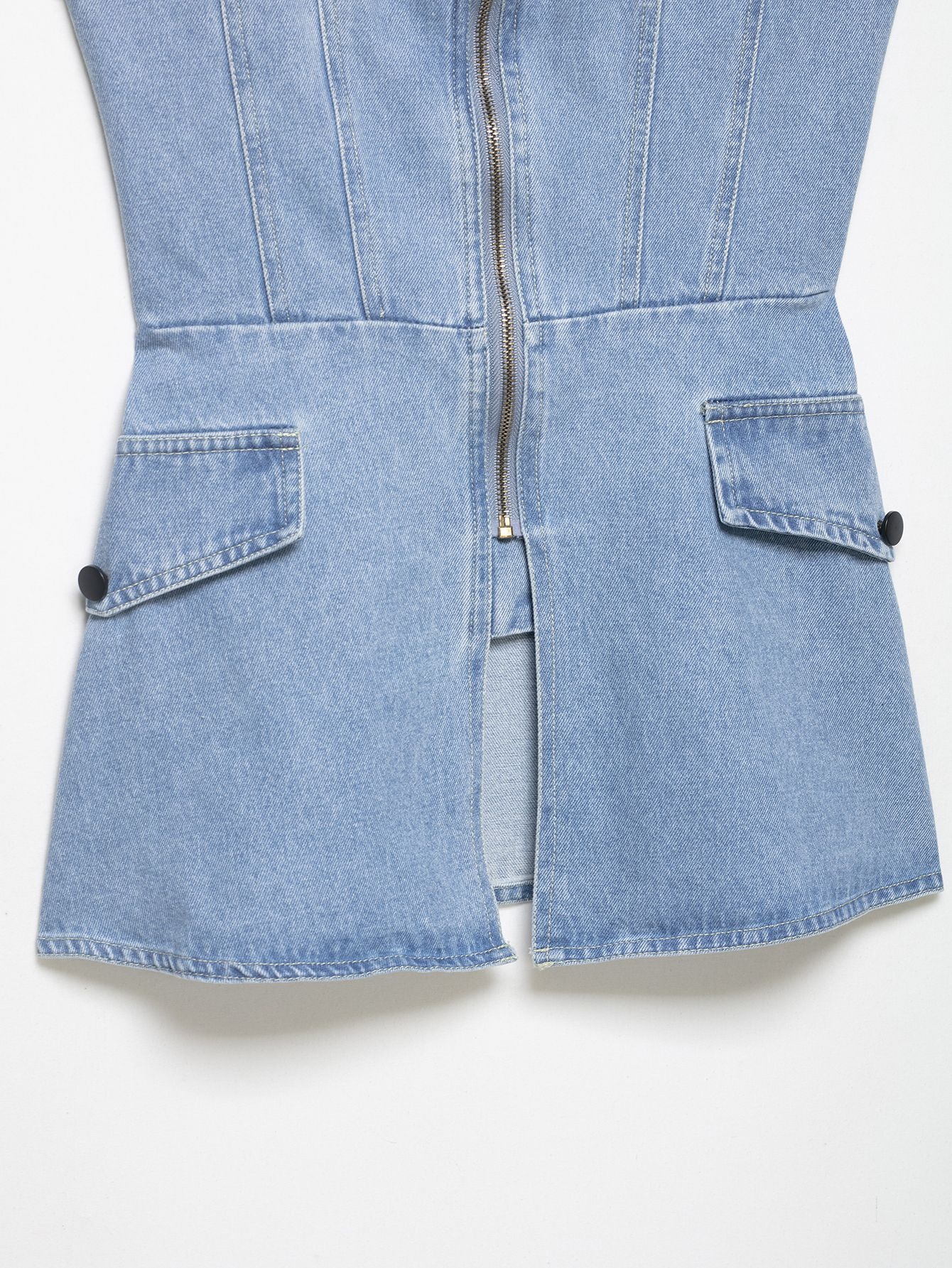 Elegante top a corsetto in denim chiaro con cerniera frontale.