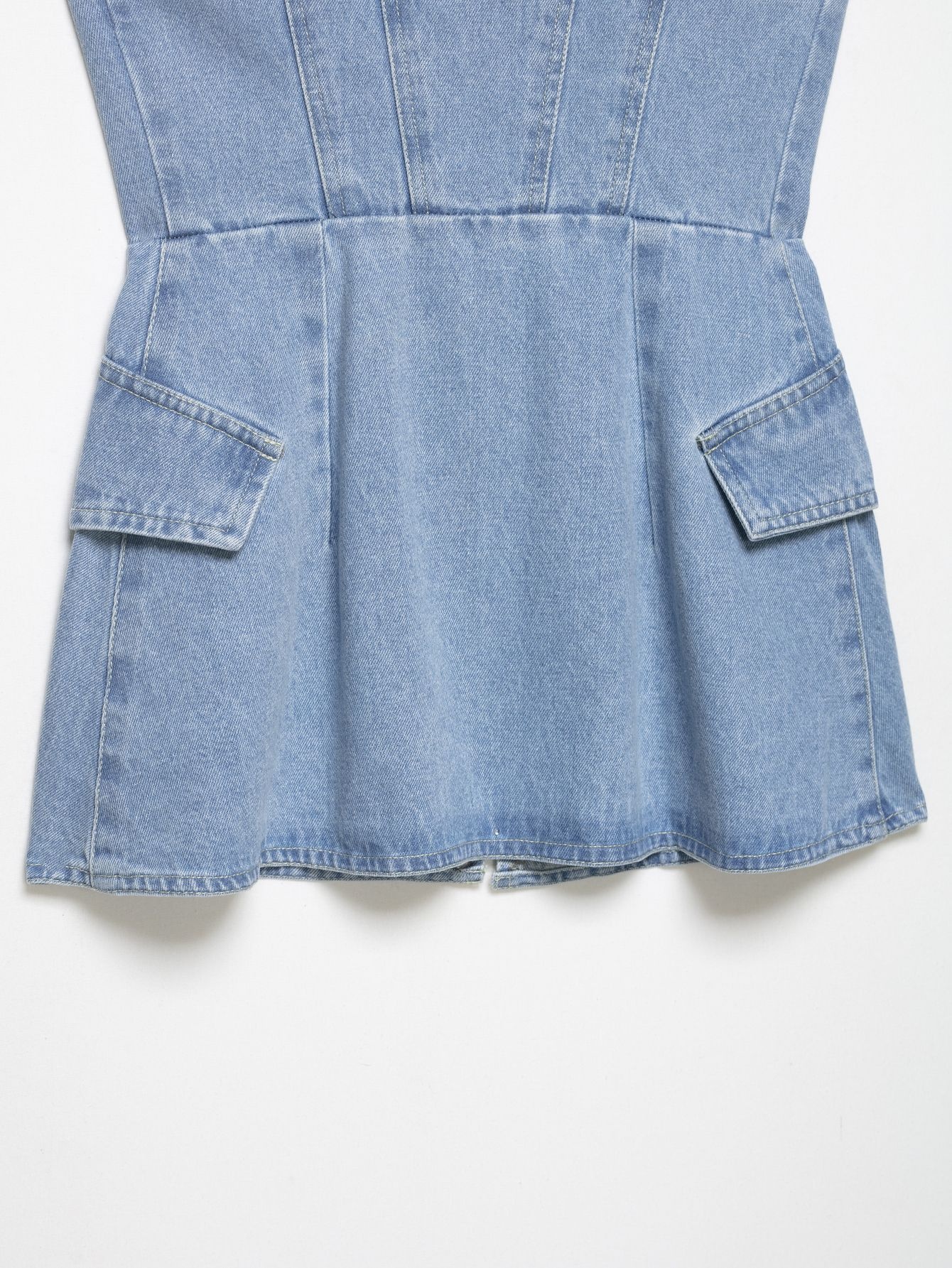 Elegante top a corsetto in denim chiaro con cerniera frontale.