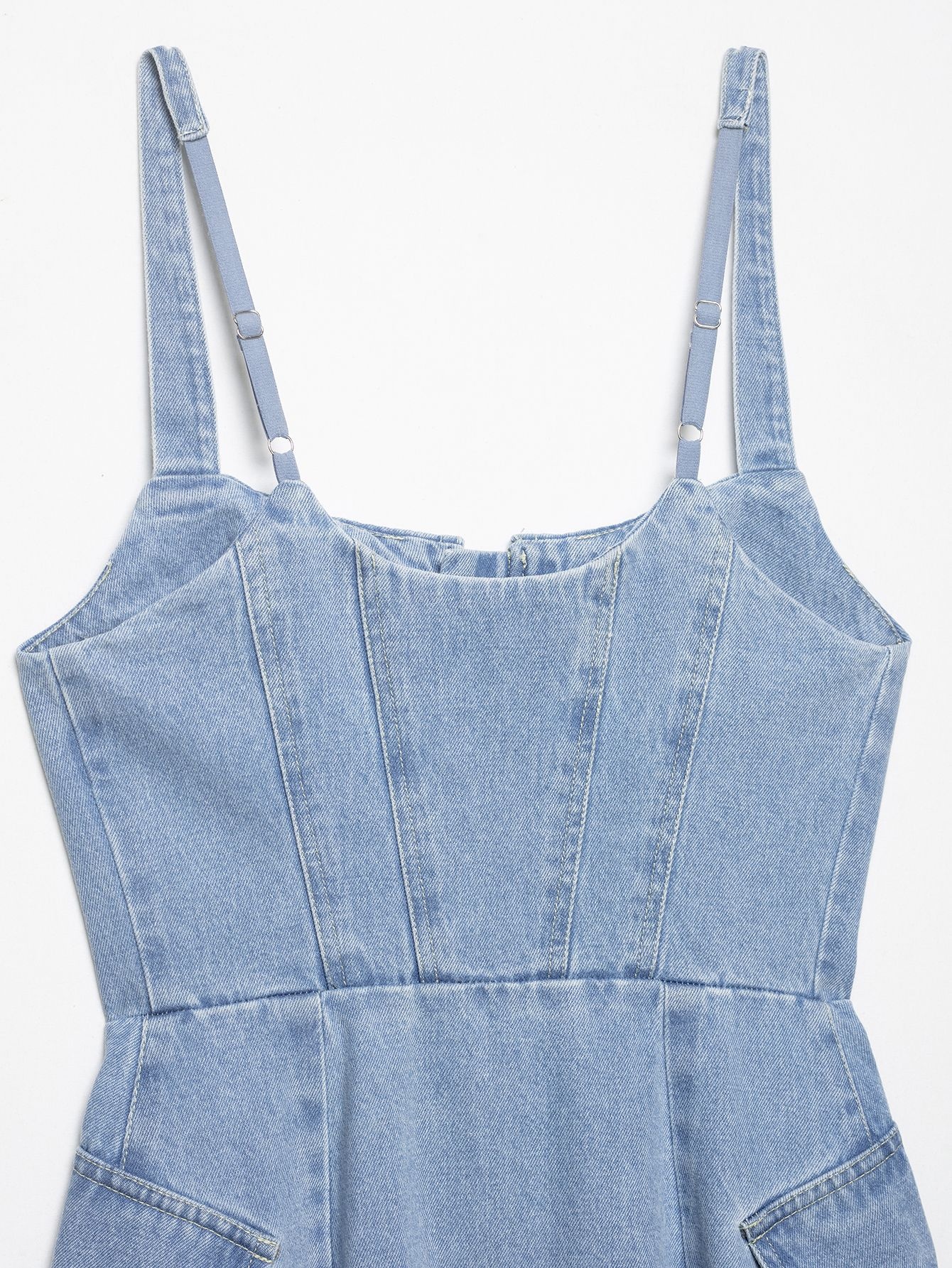 Elegante top a corsetto in denim chiaro con cerniera frontale.