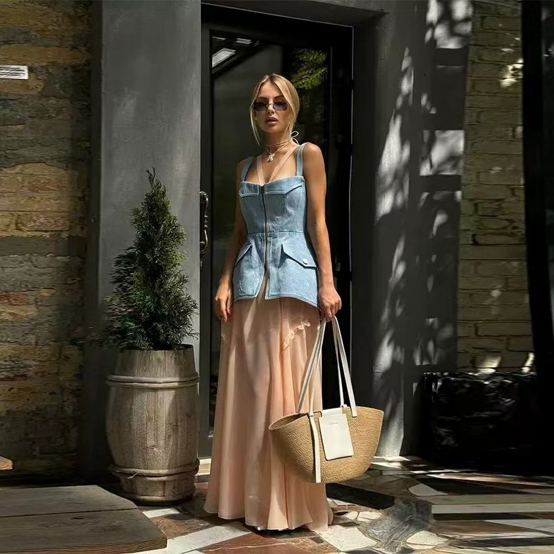 Elegante top a corsetto in denim chiaro con cerniera frontale.