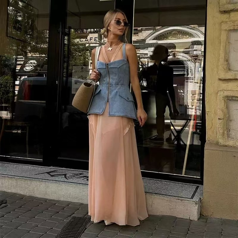 Elegante top a corsetto in denim chiaro con cerniera frontale.