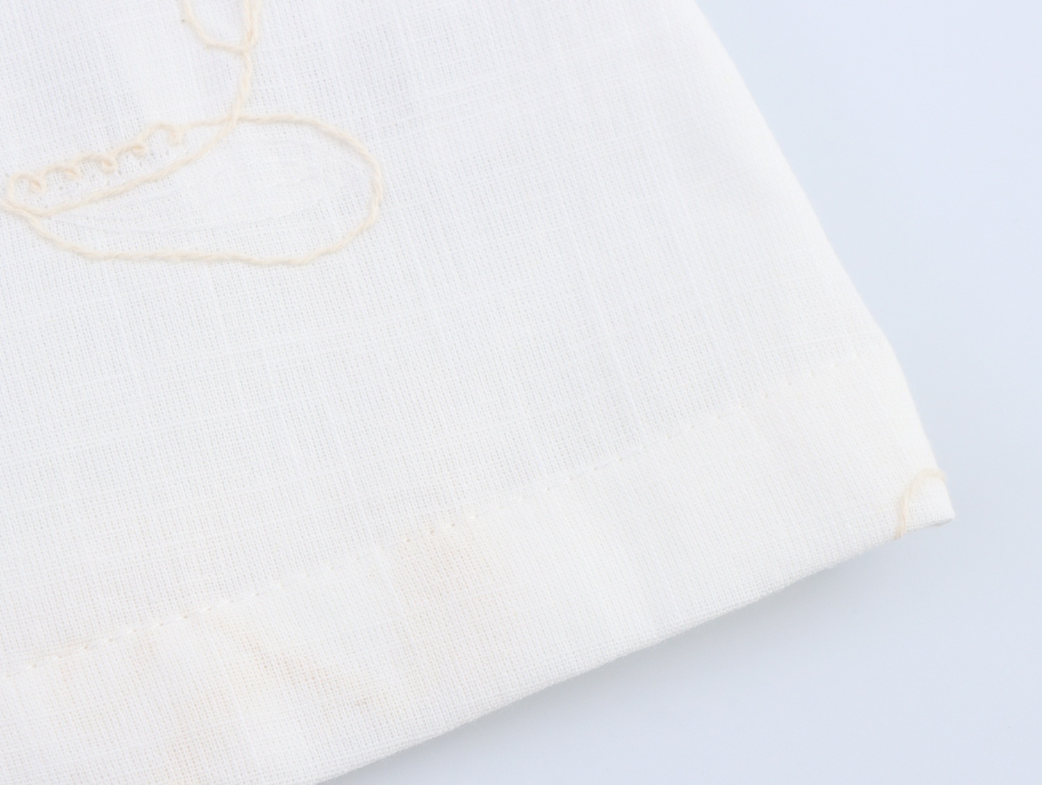 Top a canotta bianco con stampa floreale e laccetti sulle spalle.