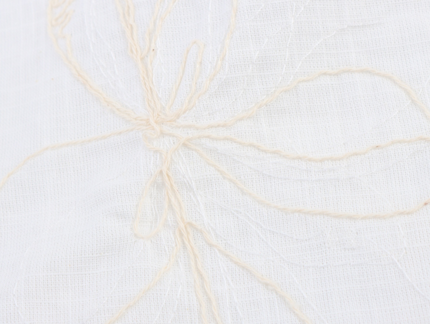Top a canotta bianco con stampa floreale e laccetti sulle spalle.