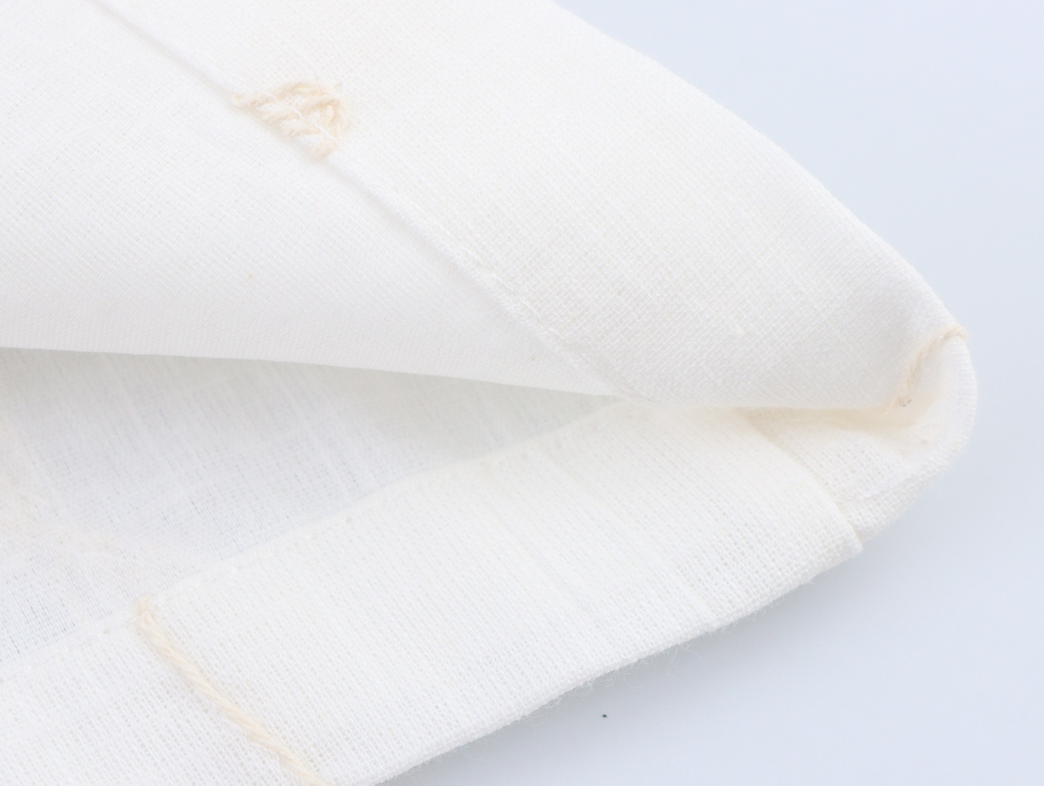 Top a canotta bianco con stampa floreale e laccetti sulle spalle.