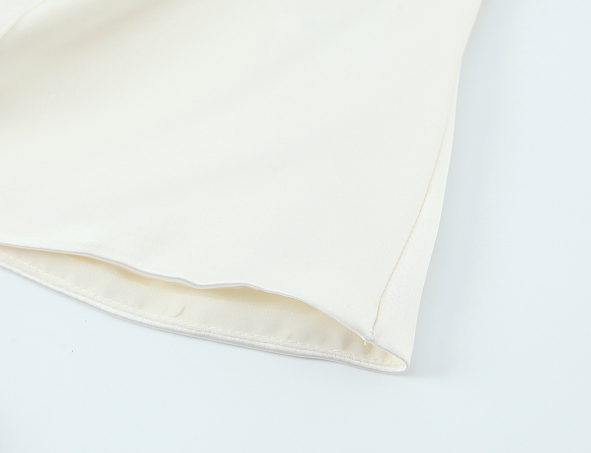 Elegante top con scollo all'americana e colletto, abbottonato