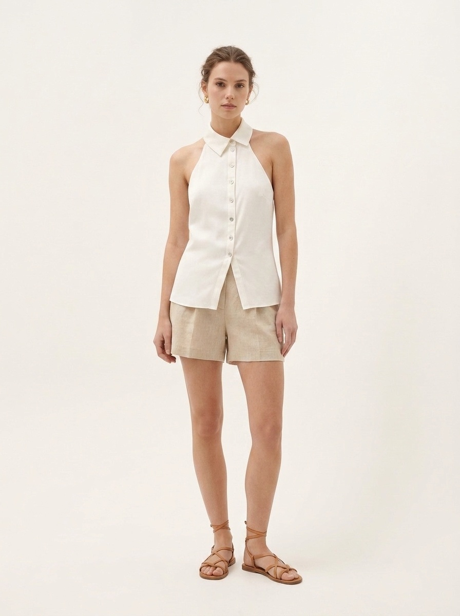 Elegante top con scollo all'americana e colletto, abbottonato