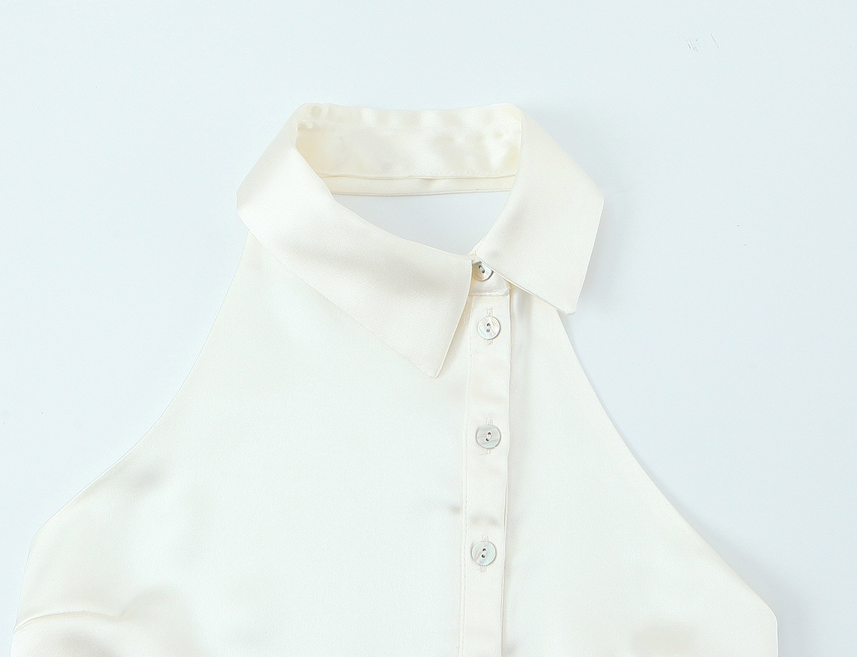Elegante top con scollo all'americana e colletto, abbottonato