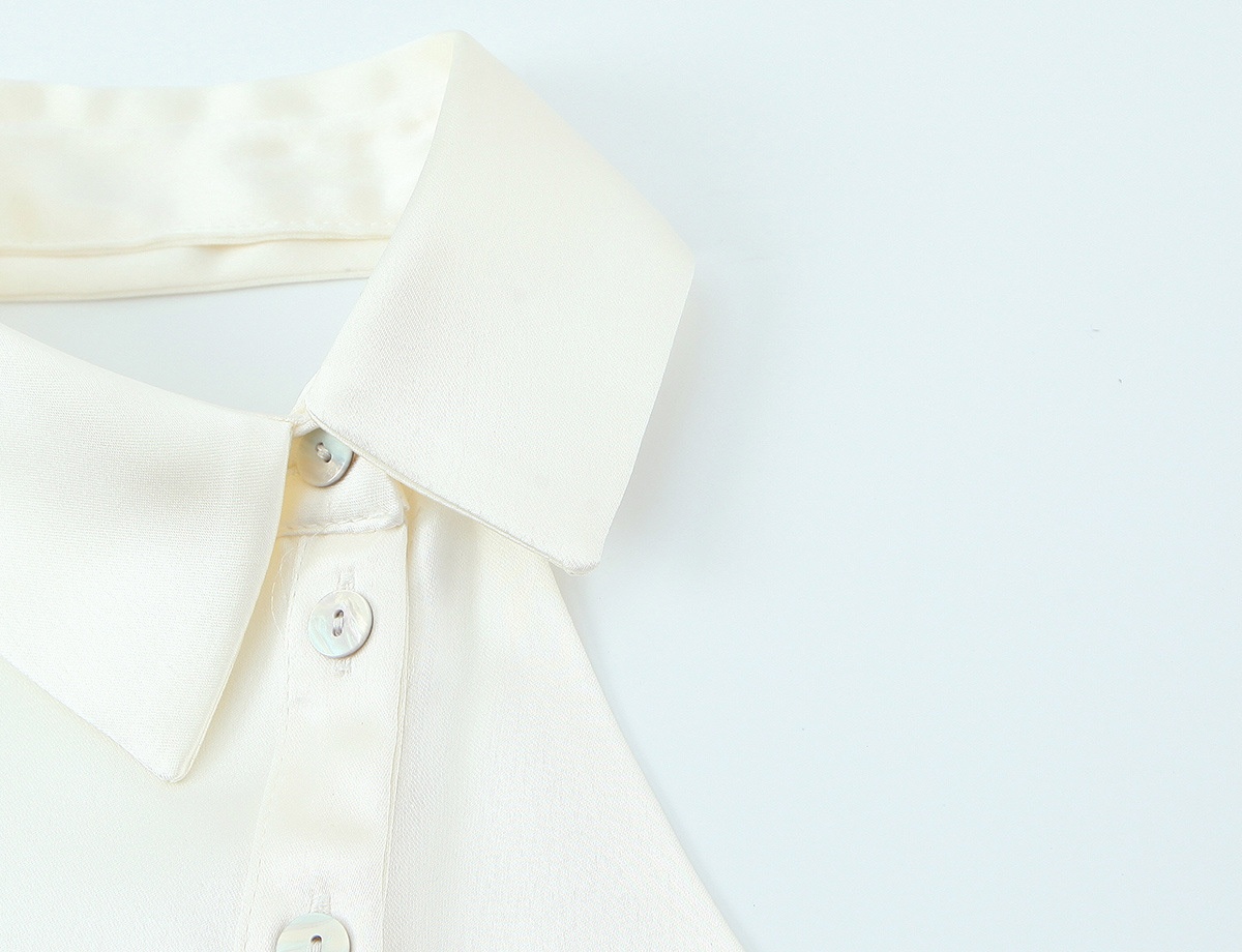 Elegante top con scollo all'americana e colletto, abbottonato