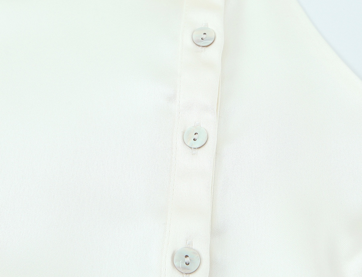 Elegante top con scollo all'americana e colletto, abbottonato