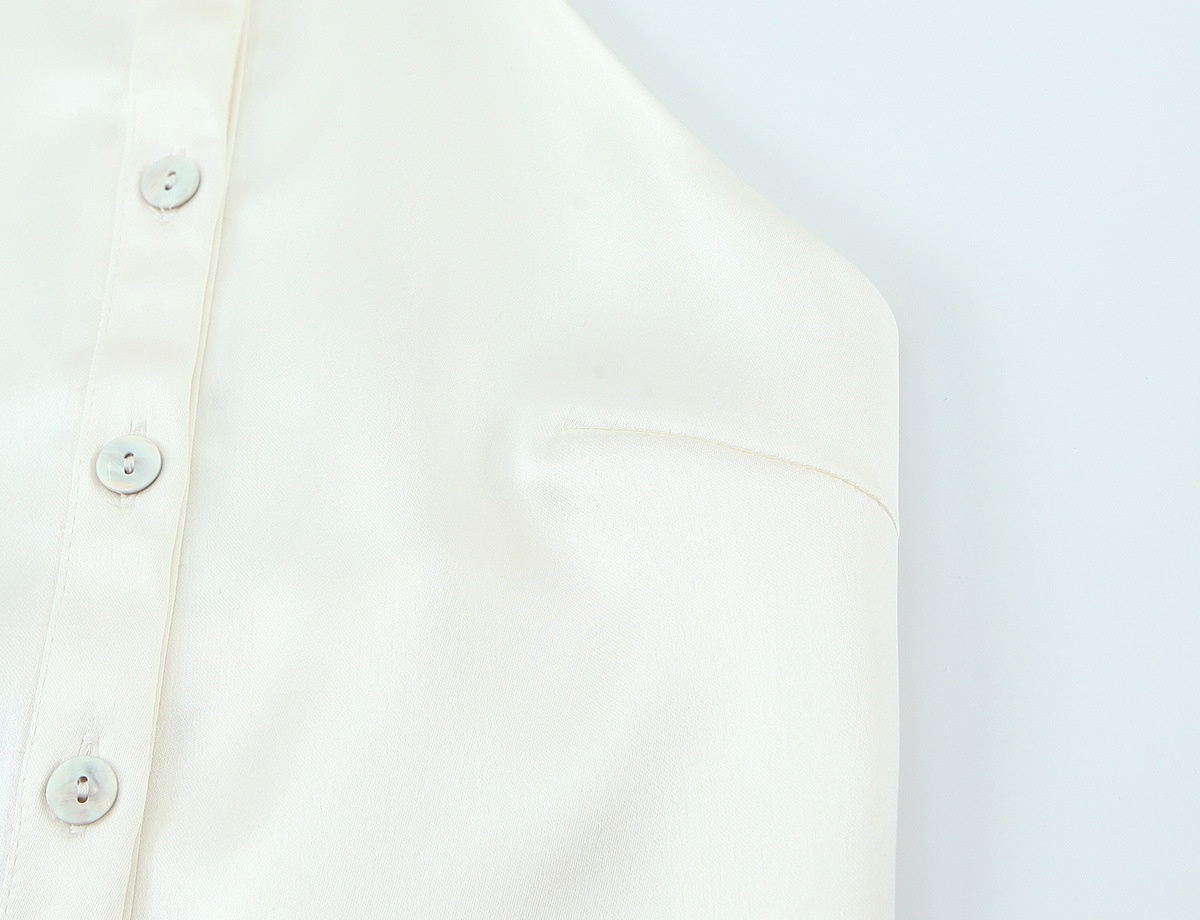 Elegante top con scollo all'americana e colletto, abbottonato