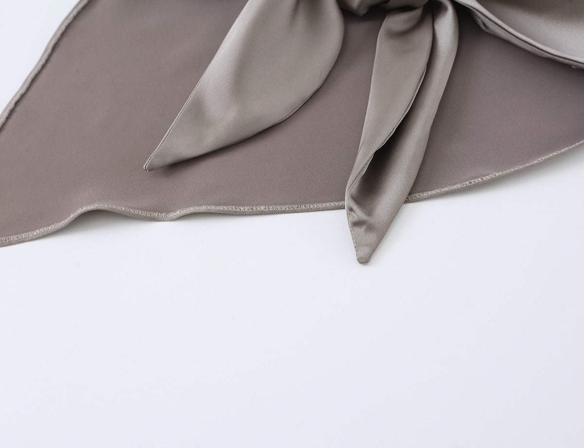 Top all'americana in raso con scollo a cascata e allacciatura sul retro - Camicetta chic con laccetti sulla schiena