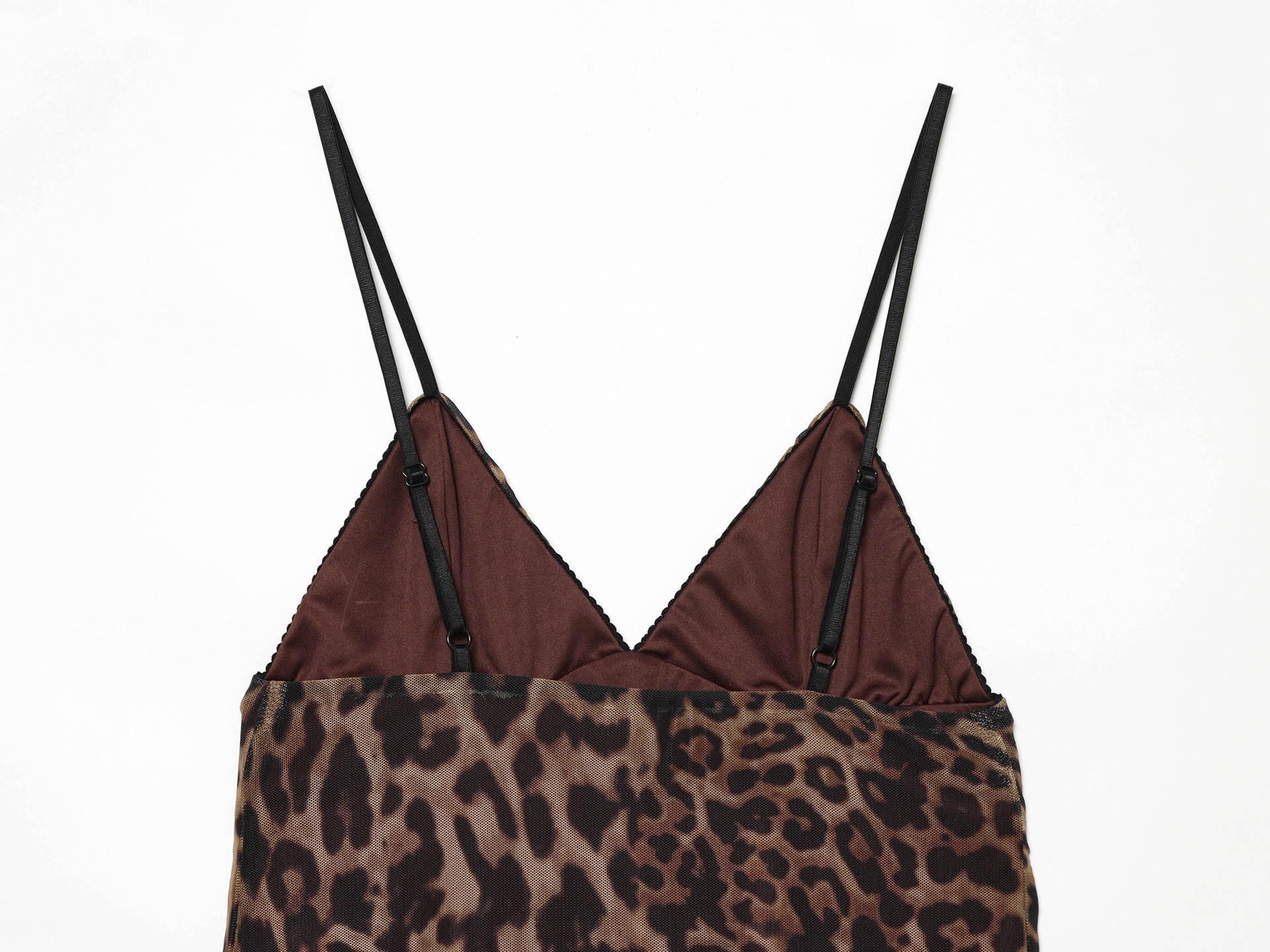 Elegante top a canotta con scollo a V e stampa leopardata.