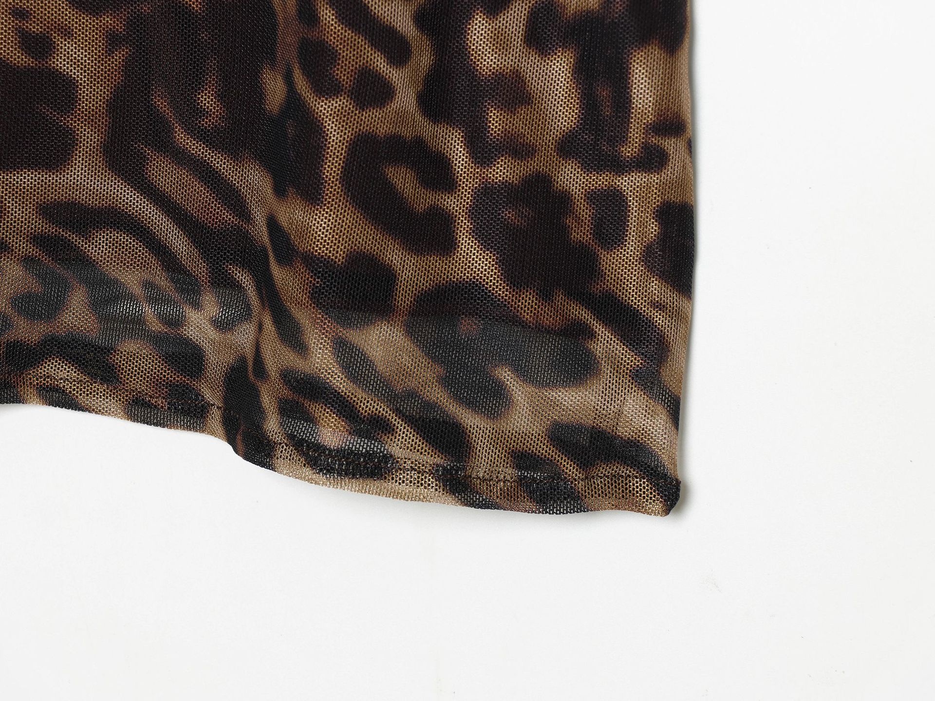 Elegante top a canotta con scollo a V e stampa leopardata.