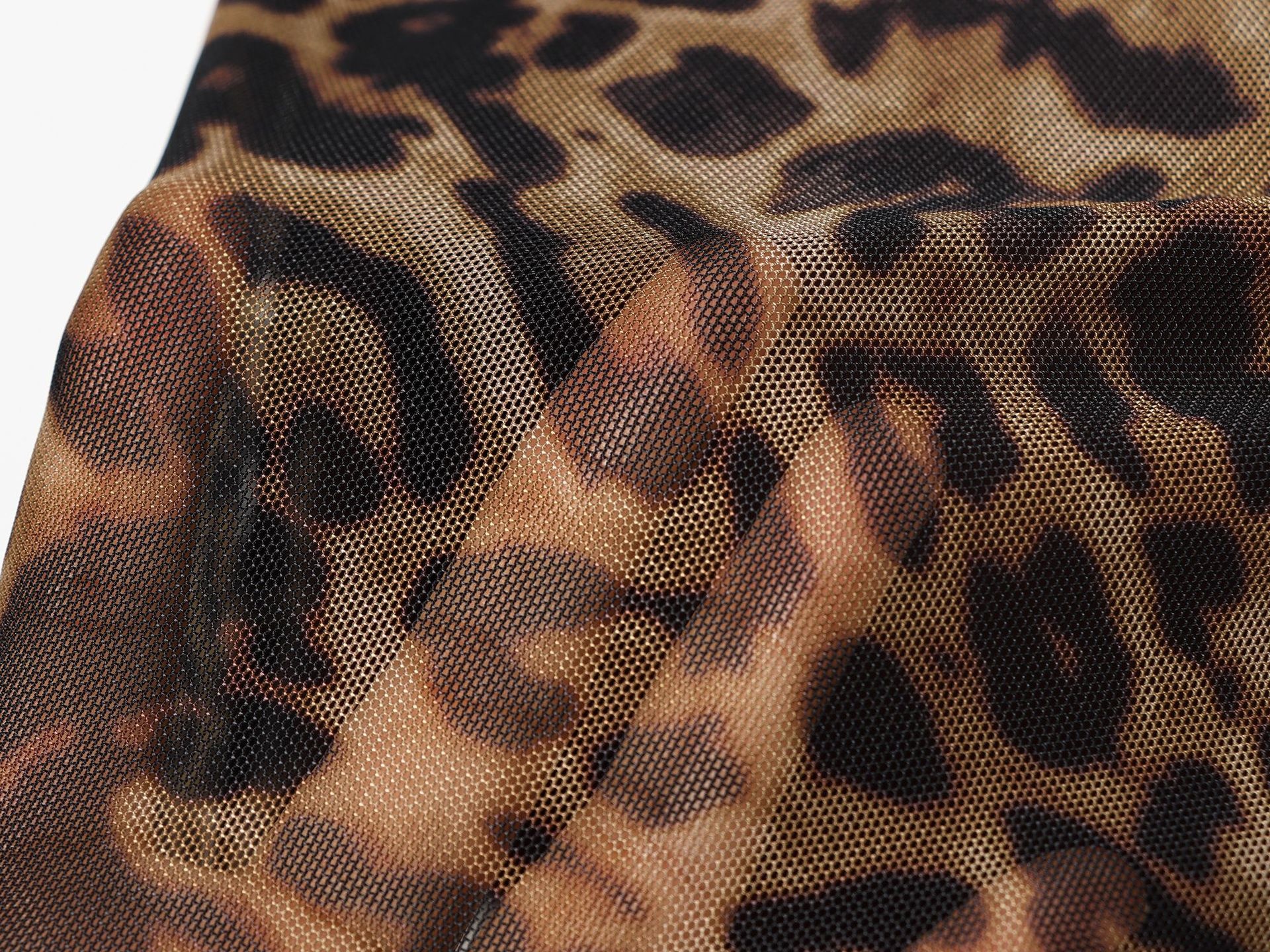Elegante top a canotta con scollo a V e stampa leopardata.