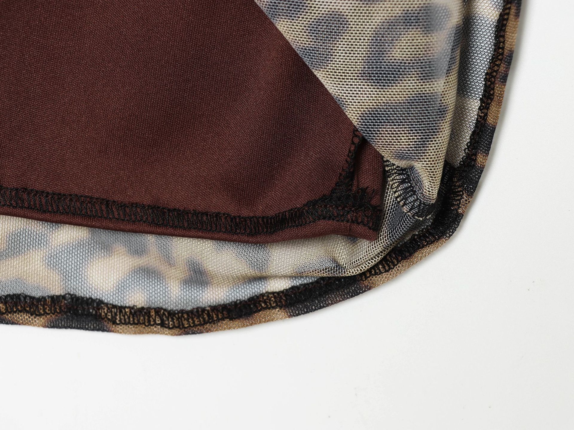 Elegante top a canotta con scollo a V e stampa leopardata.