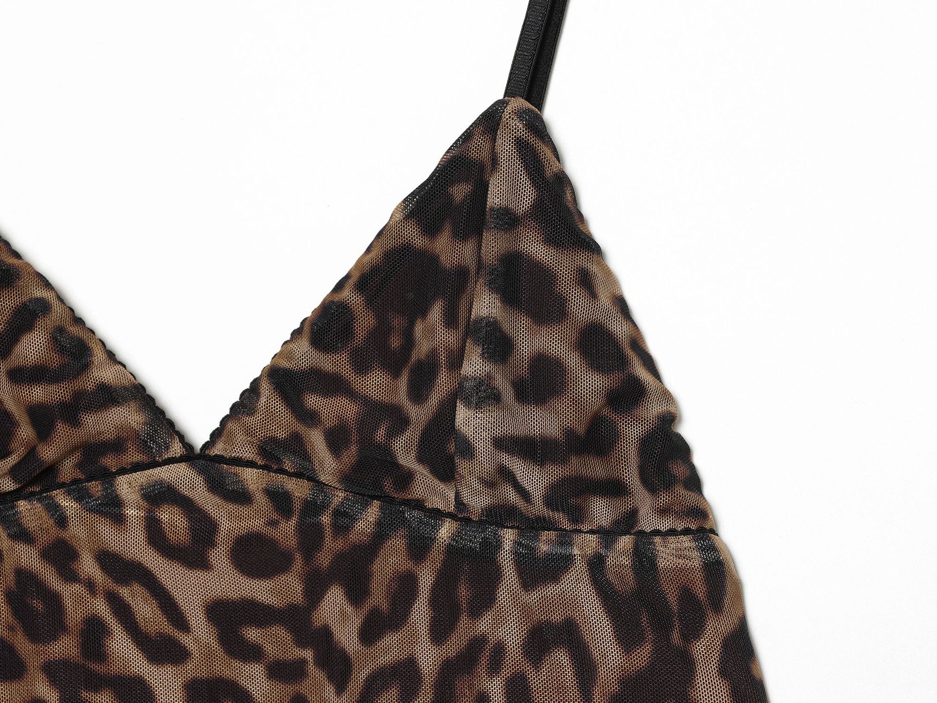 Elegante top a canotta con scollo a V e stampa leopardata.