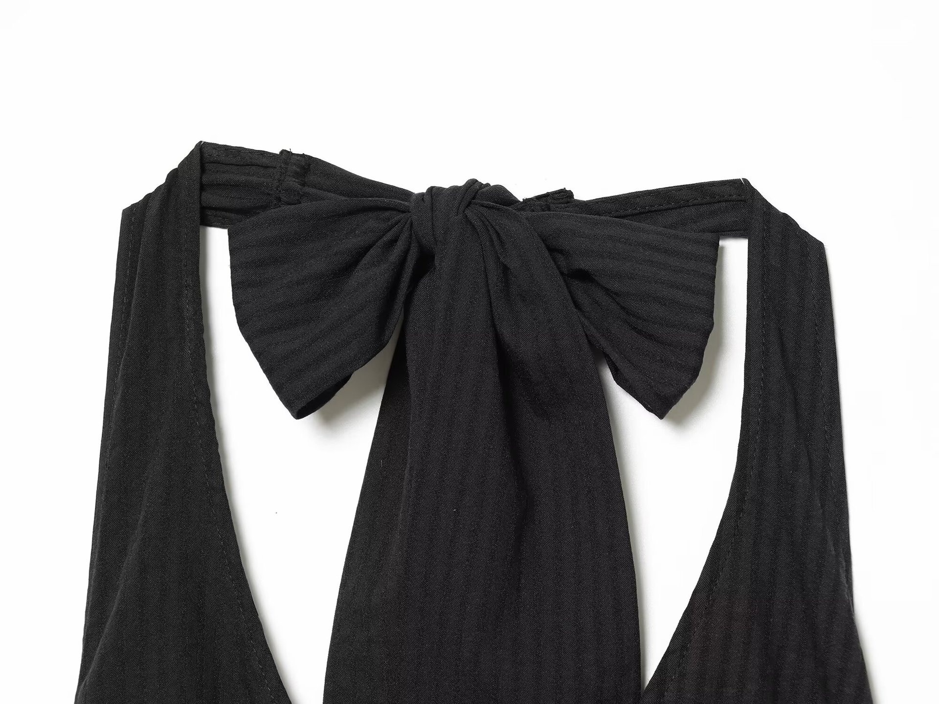Elegante top a collo alto con volant arricciati - a quadri neri e beige