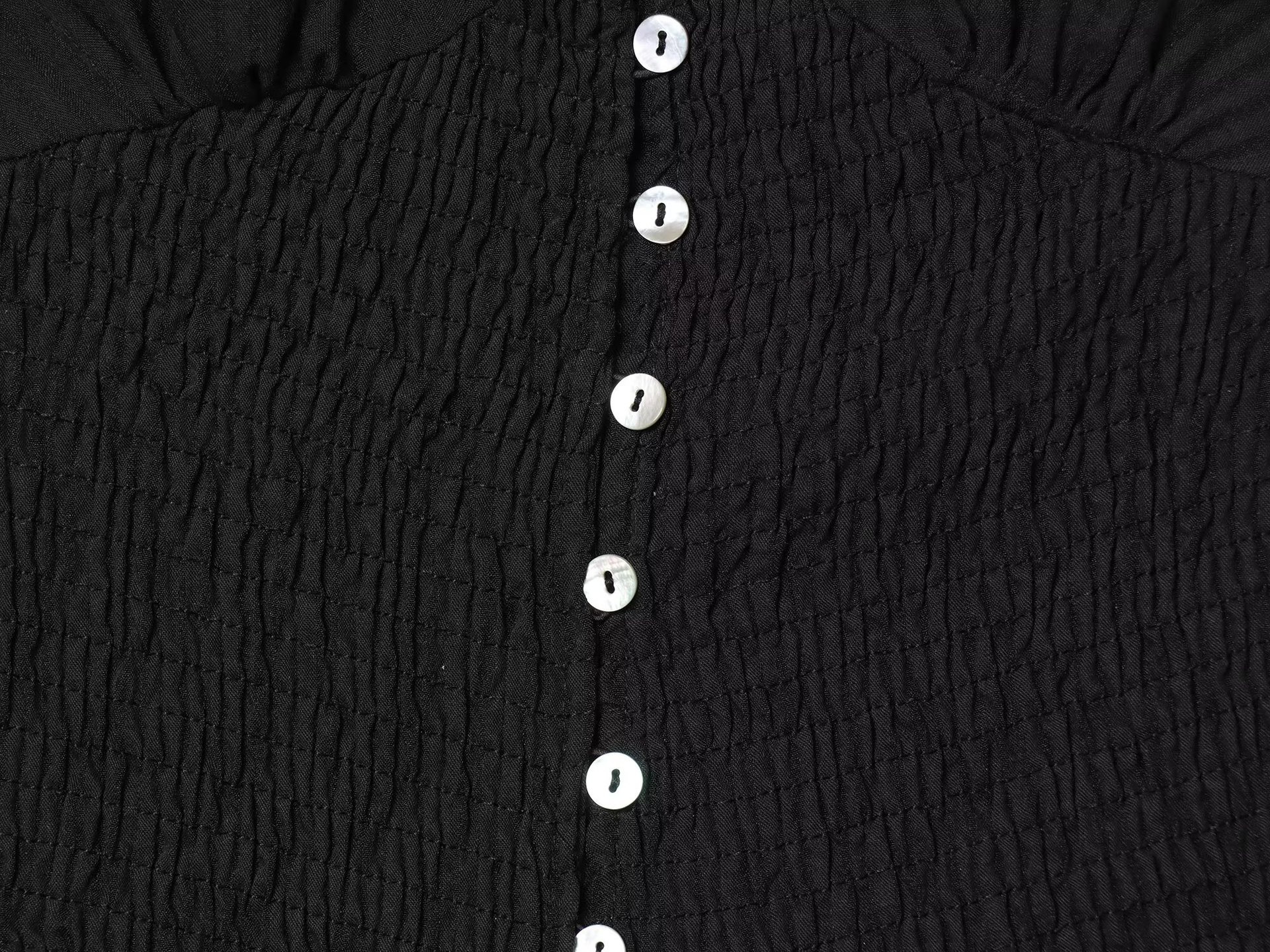 Elegante top a collo alto con volant arricciati - a quadri neri e beige