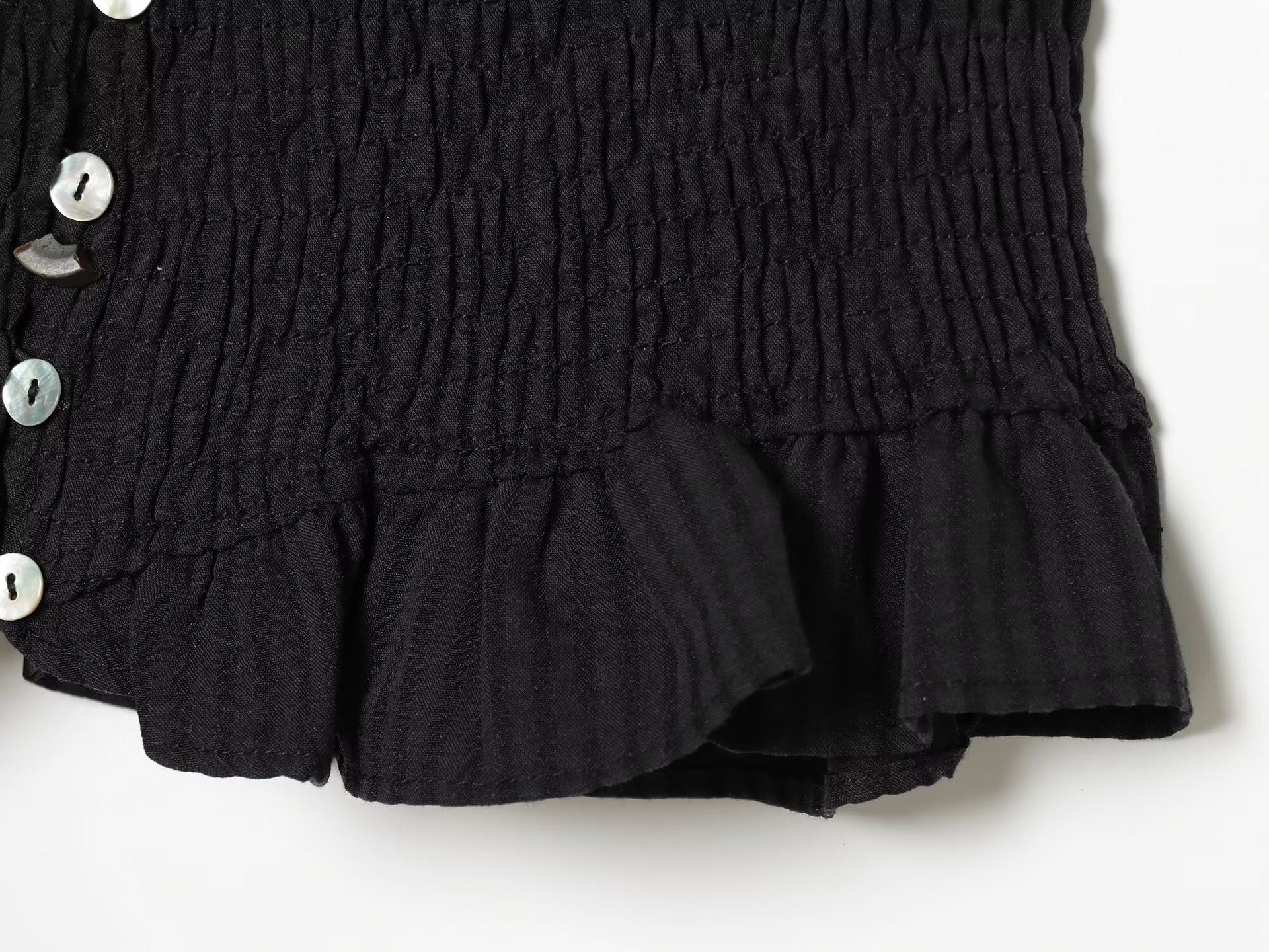 Elegante top a collo alto con volant arricciati - a quadri neri e beige
