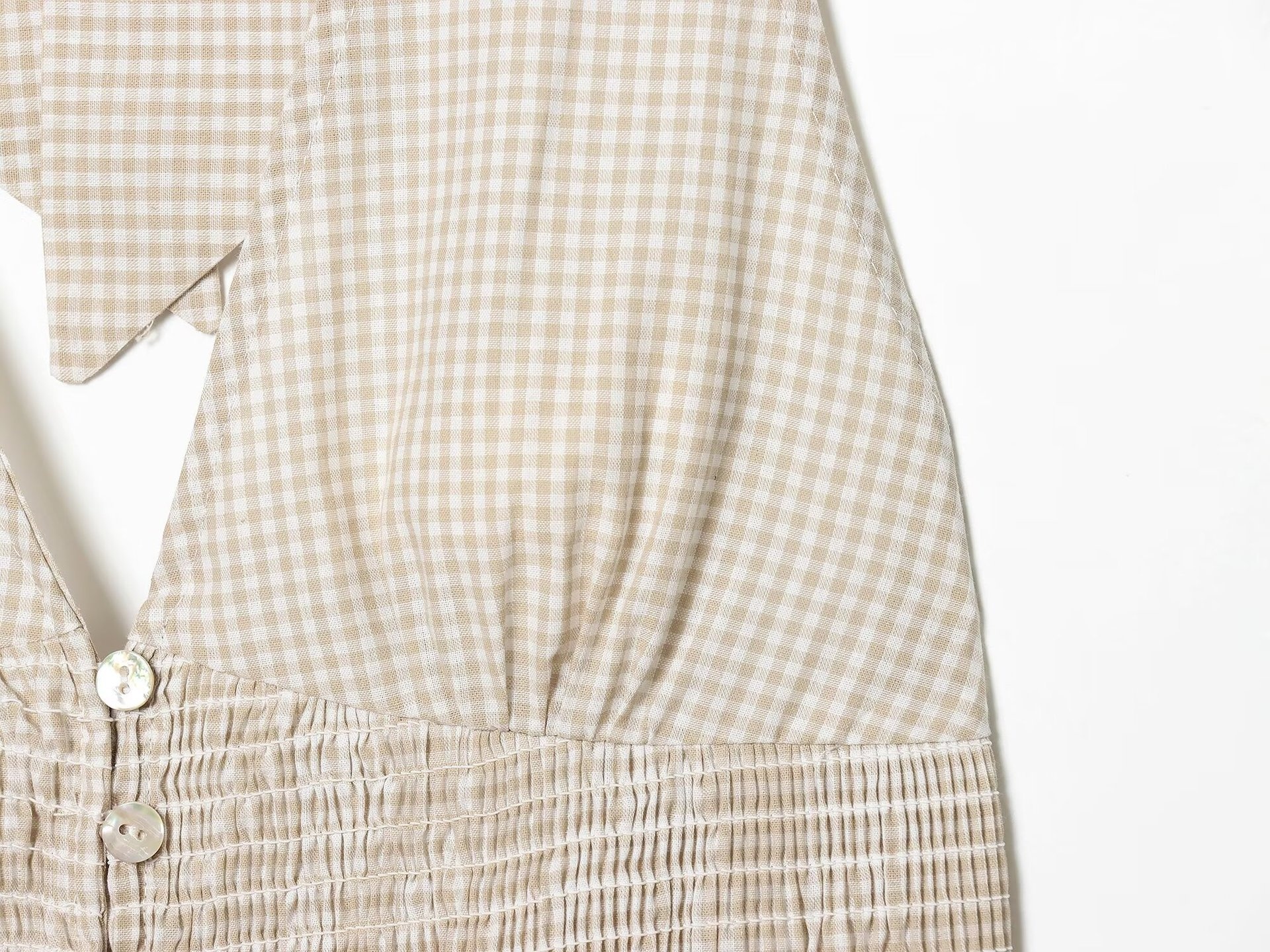 Elegante top a collo alto con volant arricciati - a quadri neri e beige