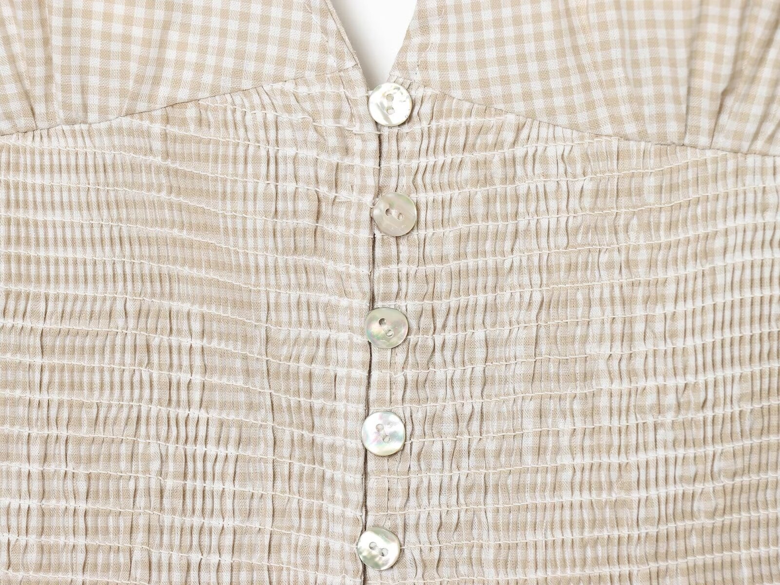 Elegante top a collo alto con volant arricciati - a quadri neri e beige