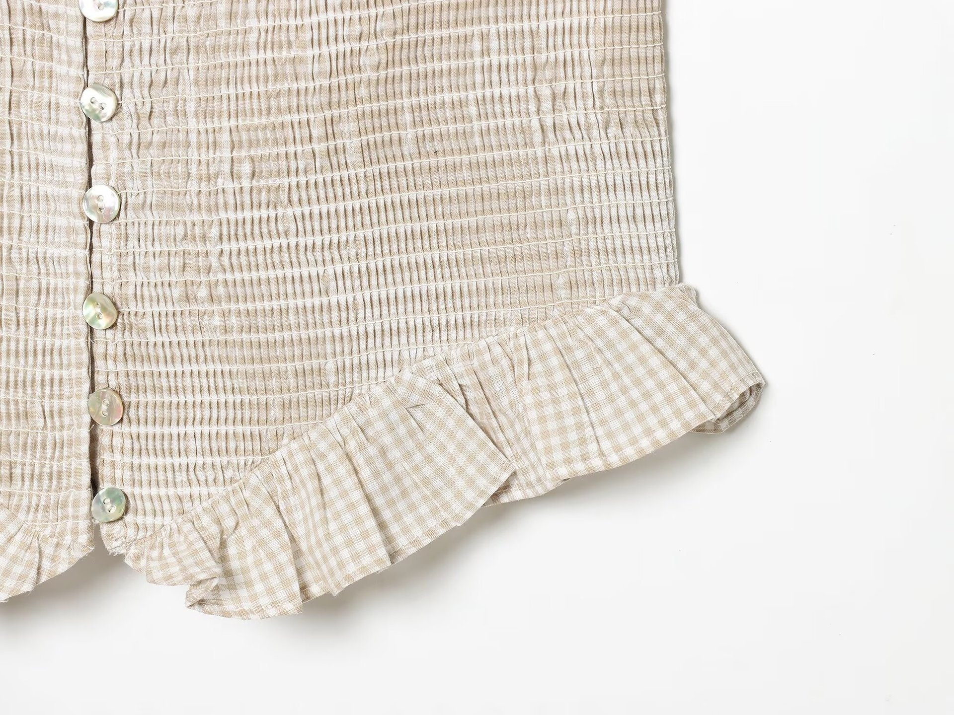 Elegante top a collo alto con volant arricciati - a quadri neri e beige