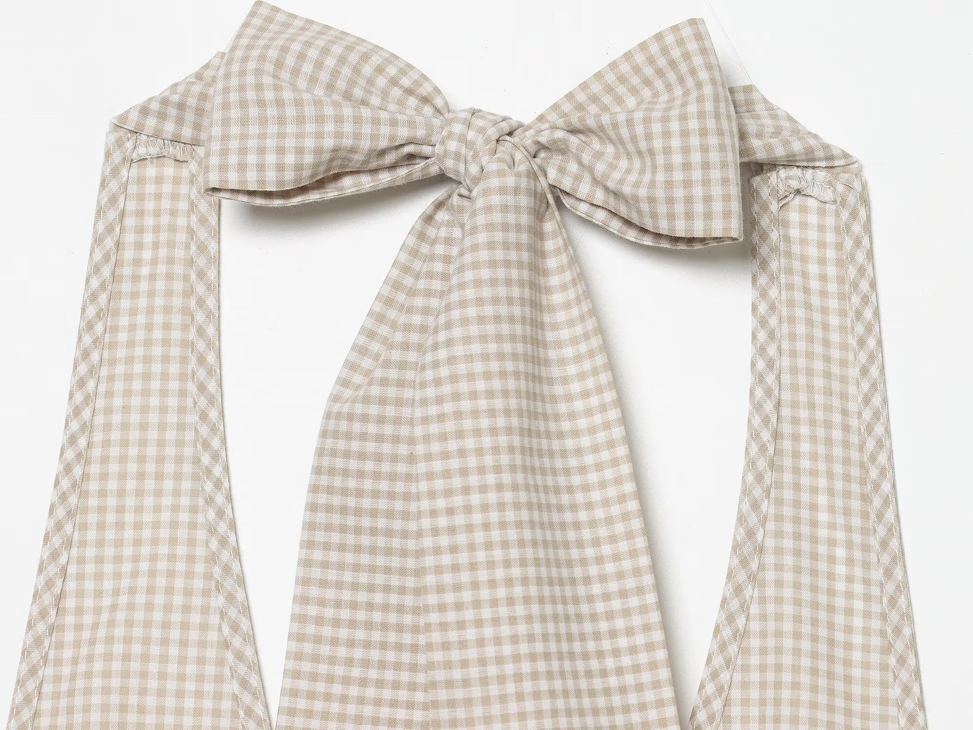 Elegante top a collo alto con volant arricciati - a quadri neri e beige