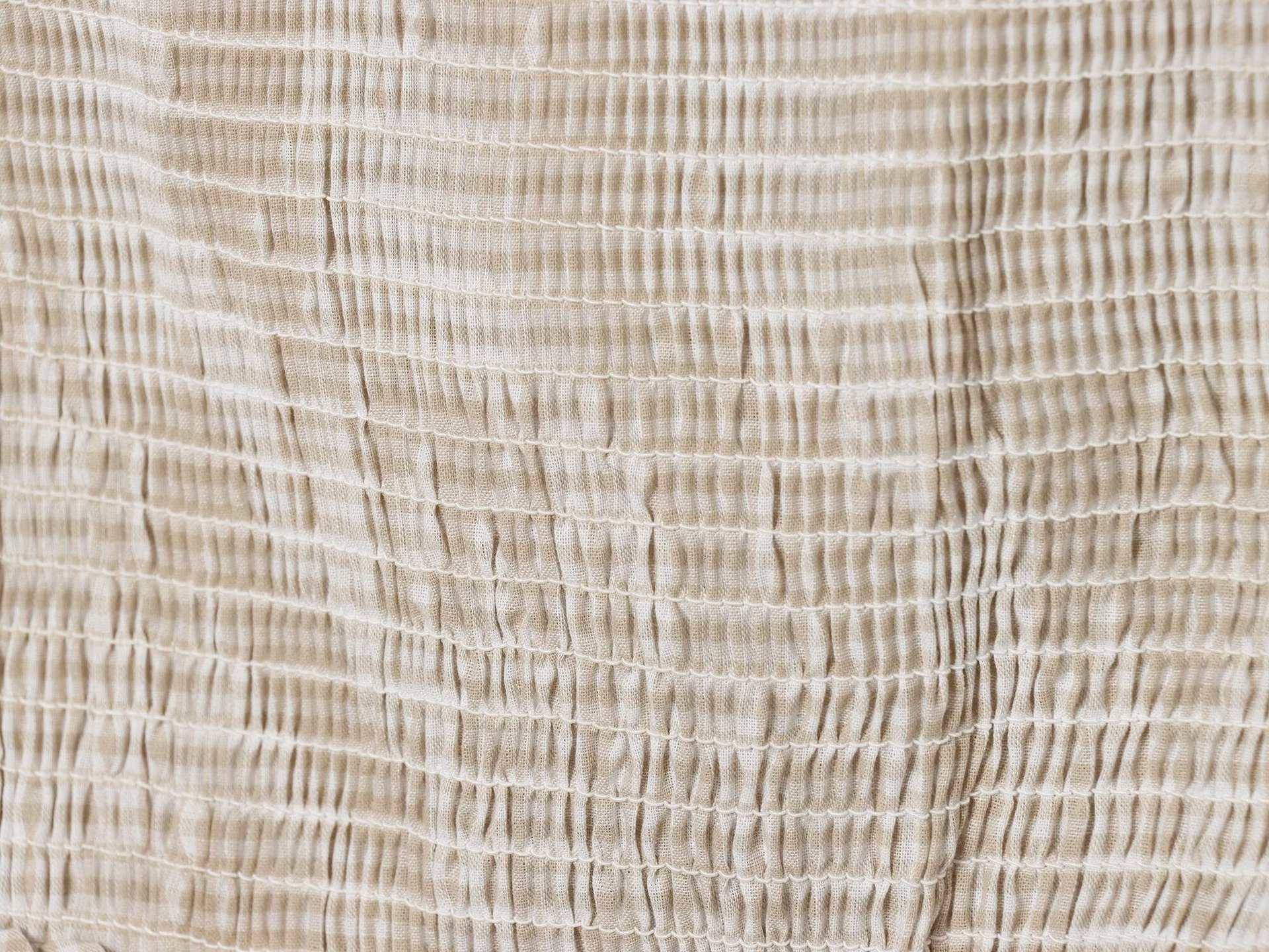 Elegante top a collo alto con volant arricciati - a quadri neri e beige
