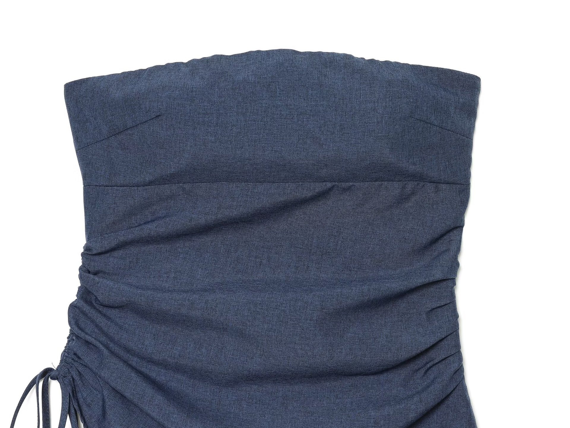 Elegante top a fascia senza spalline con arricciature e dettaglio a fiocco.