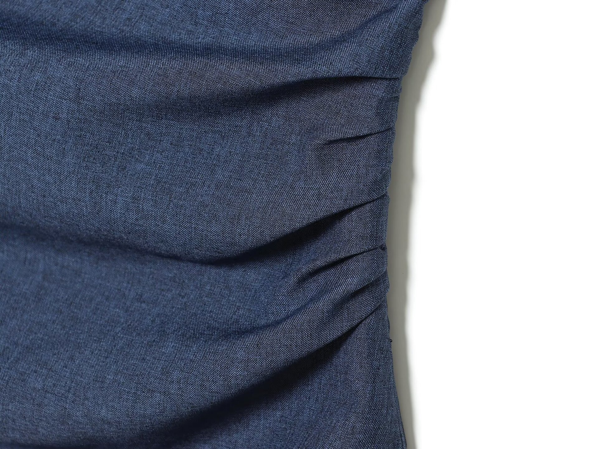 Elegante top a fascia senza spalline con arricciature e dettaglio a fiocco.