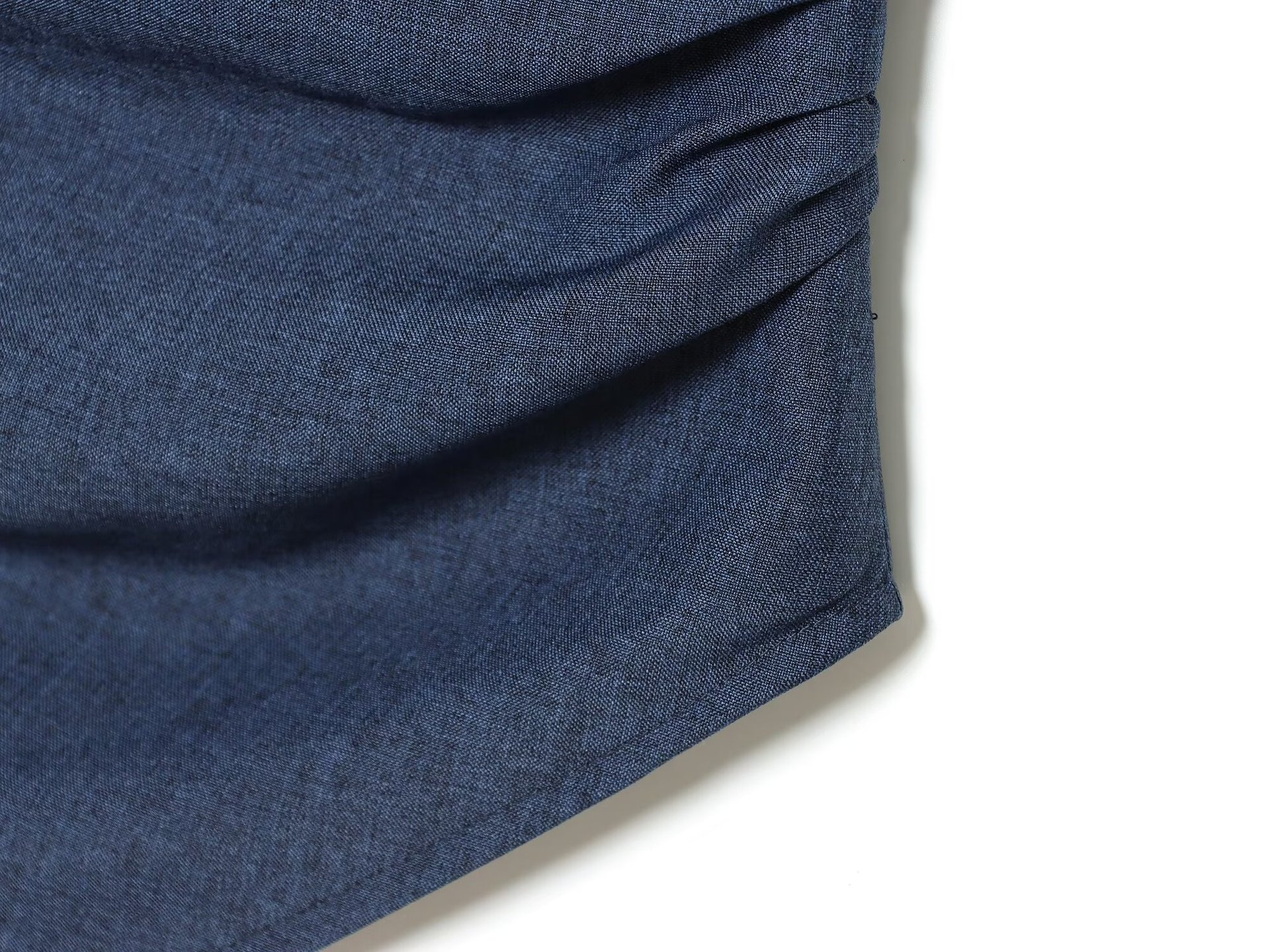 Elegante top a fascia senza spalline con arricciature e dettaglio a fiocco.