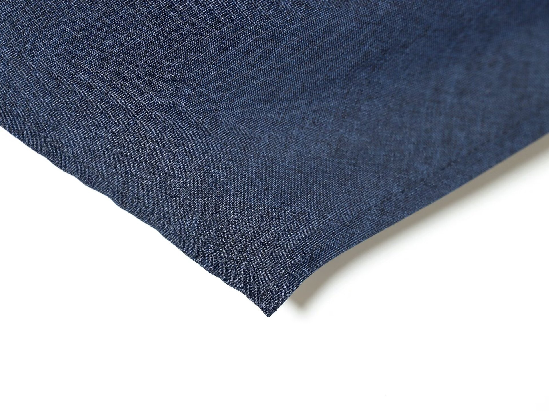 Elegante top a fascia senza spalline con arricciature e dettaglio a fiocco.