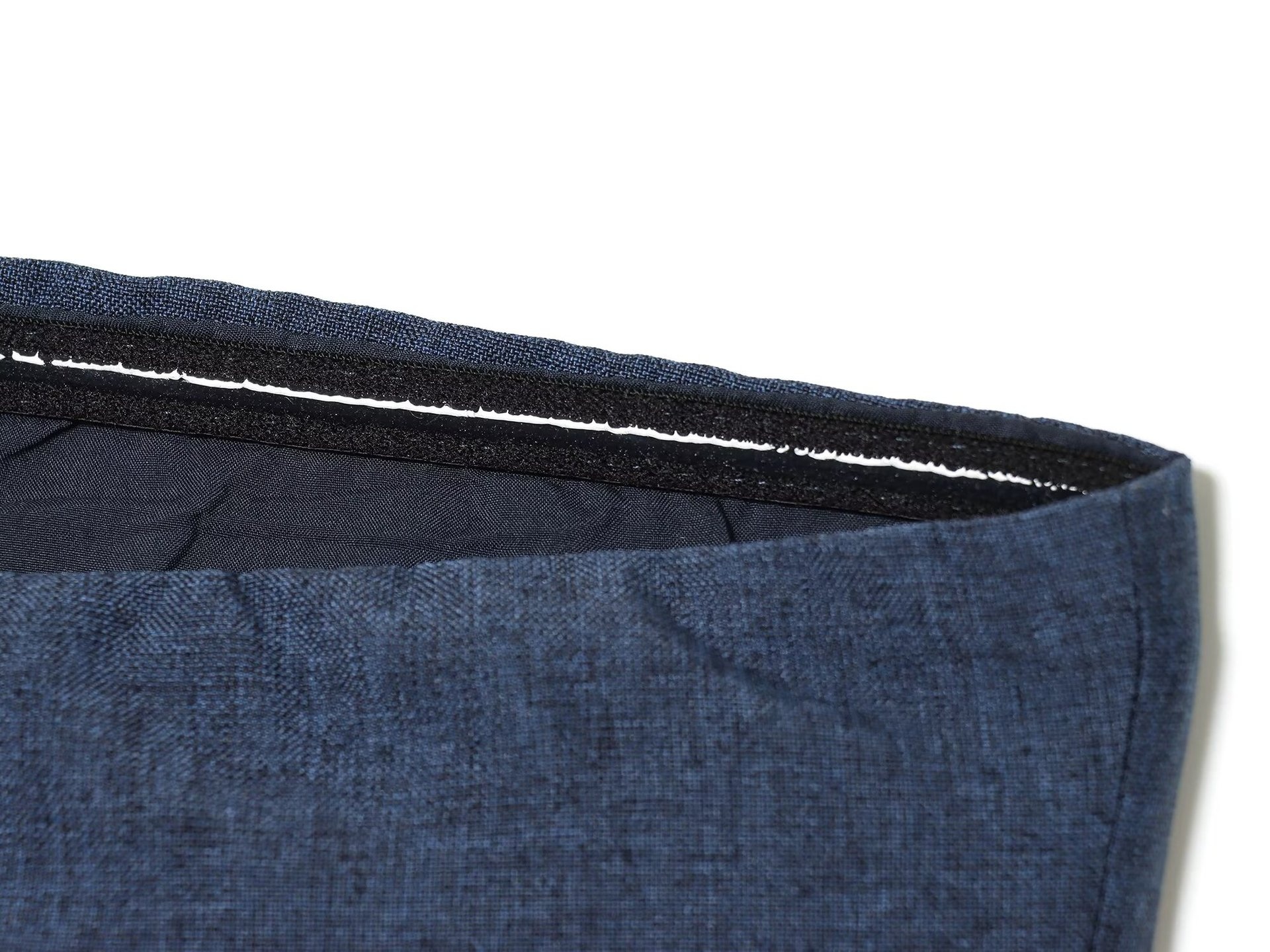 Elegante top a fascia senza spalline con arricciature e dettaglio a fiocco.