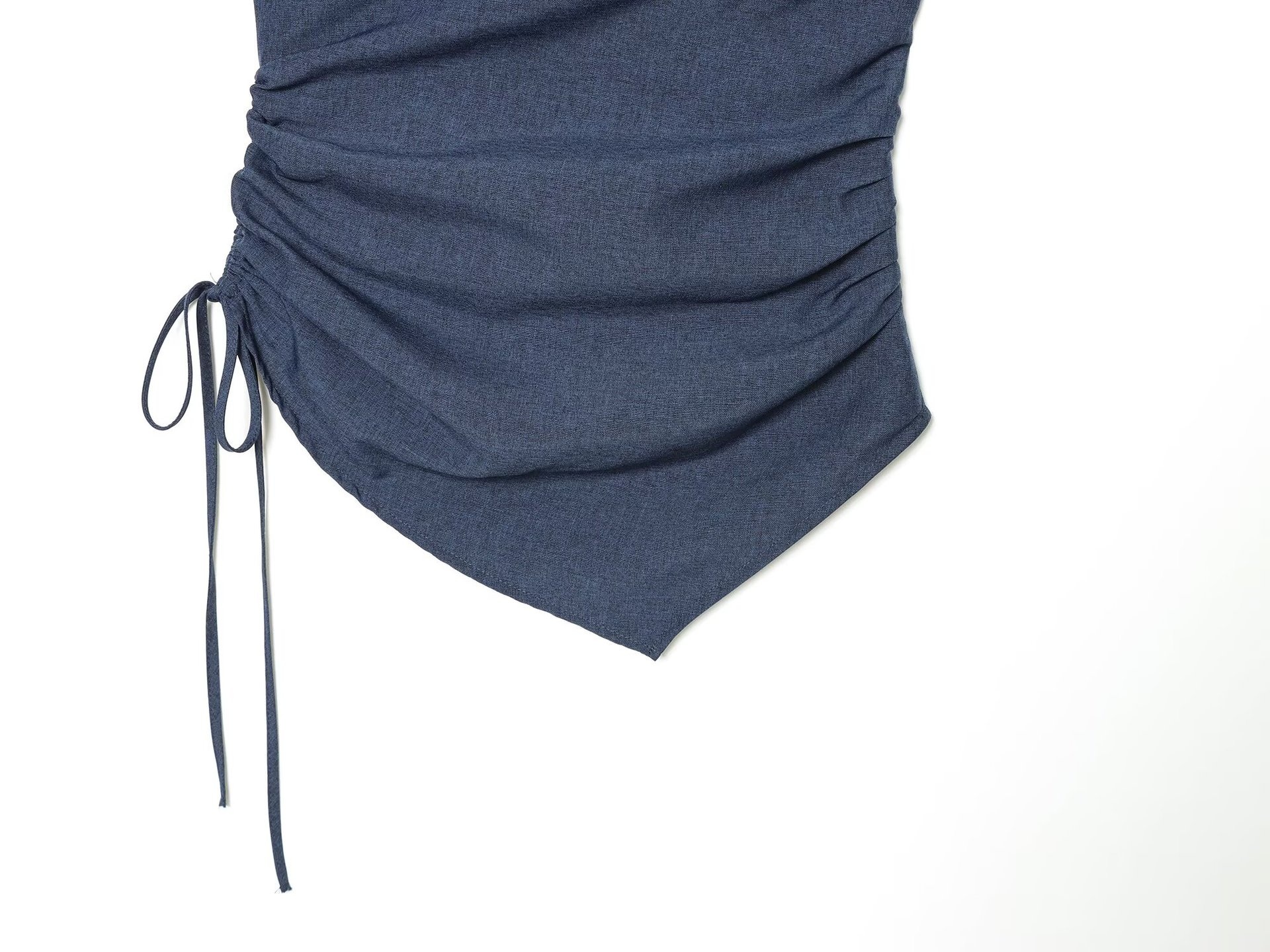 Elegante top a fascia senza spalline con arricciature e dettaglio a fiocco.