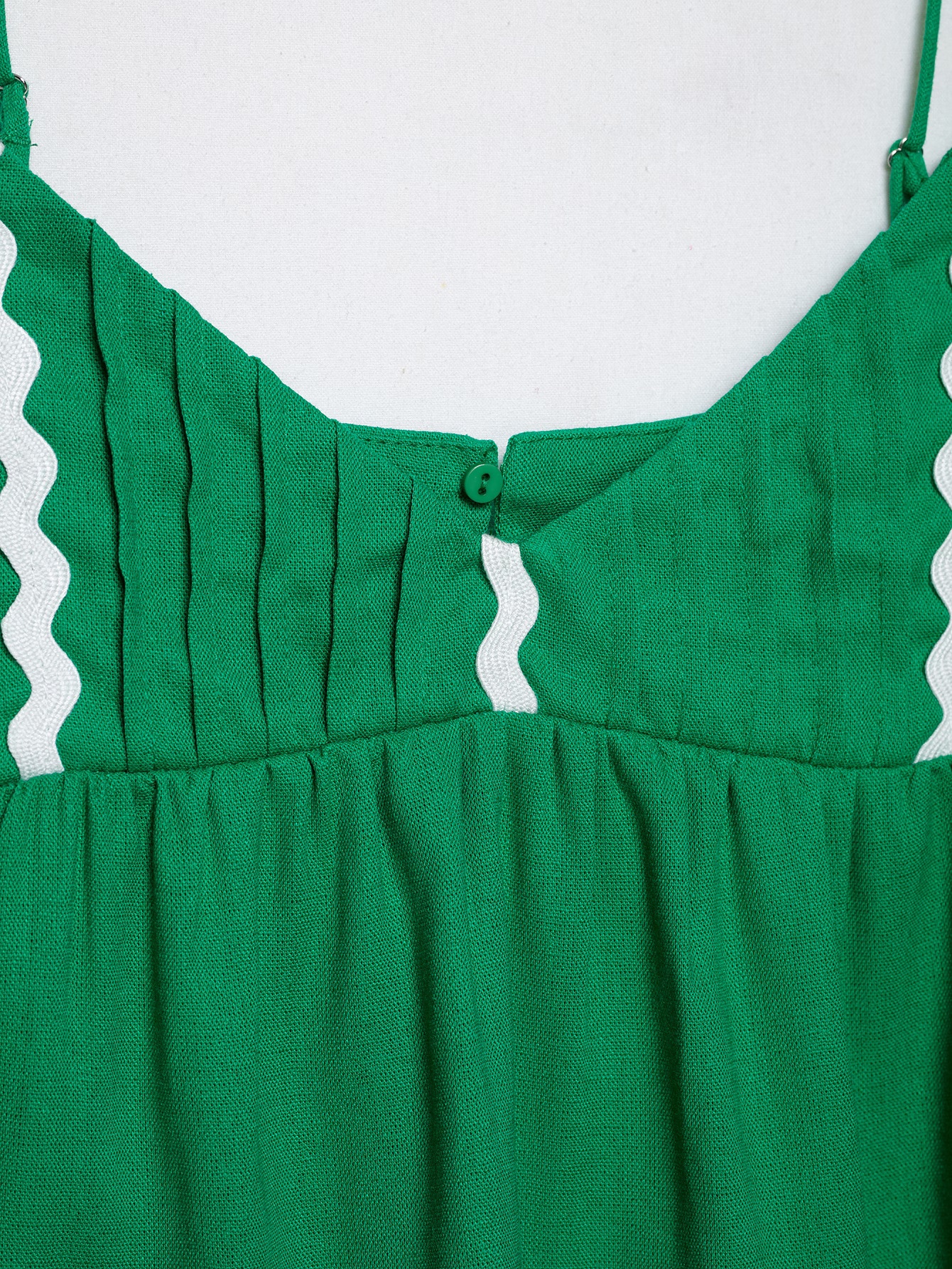 Elegante top a balze verde con bordo ondulato - Stile estivo