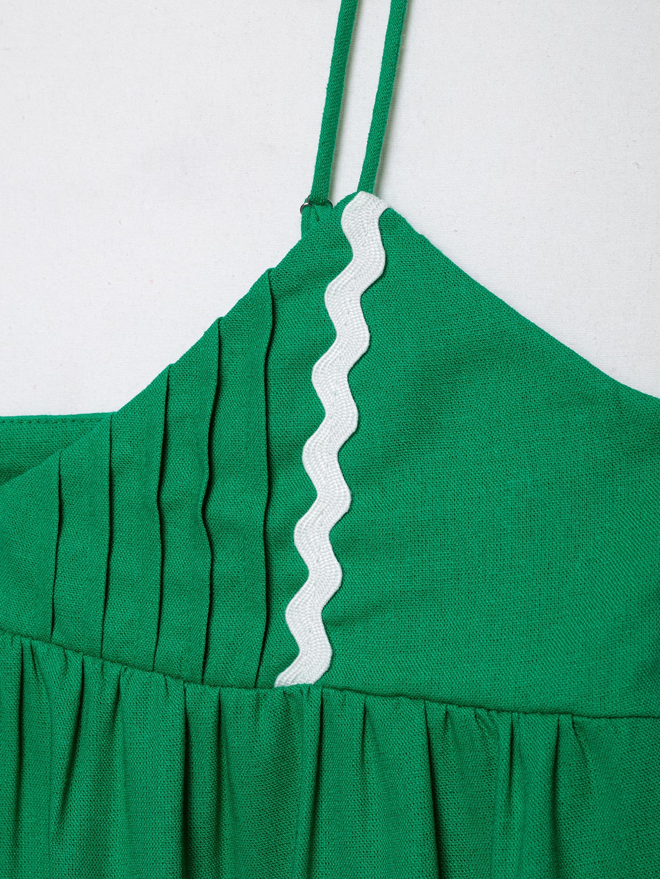 Elegante top a balze verde con bordo ondulato - Stile estivo