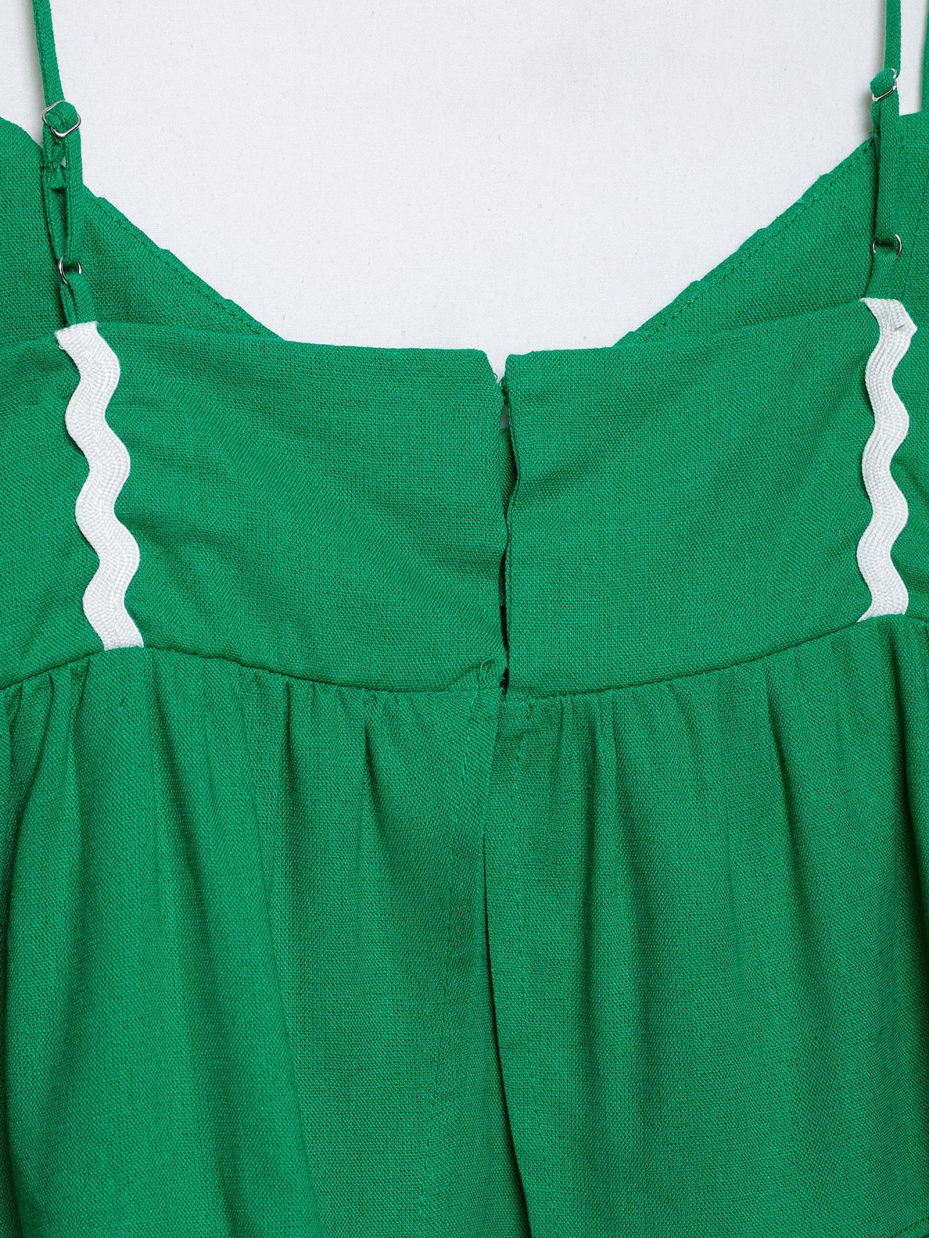 Elegante top a balze verde con bordo ondulato - Stile estivo