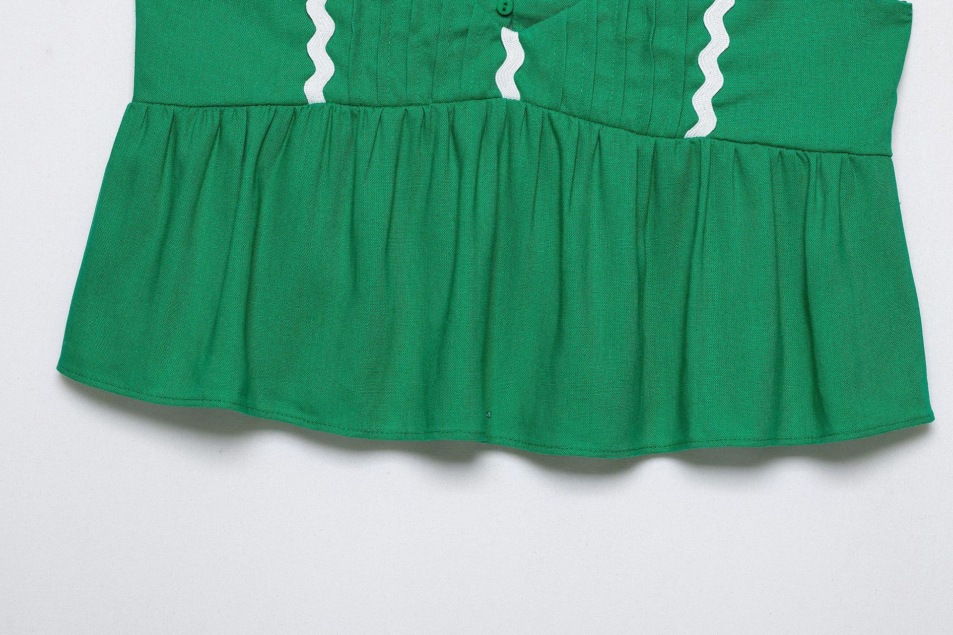 Elegante top a balze verde con bordo ondulato - Stile estivo